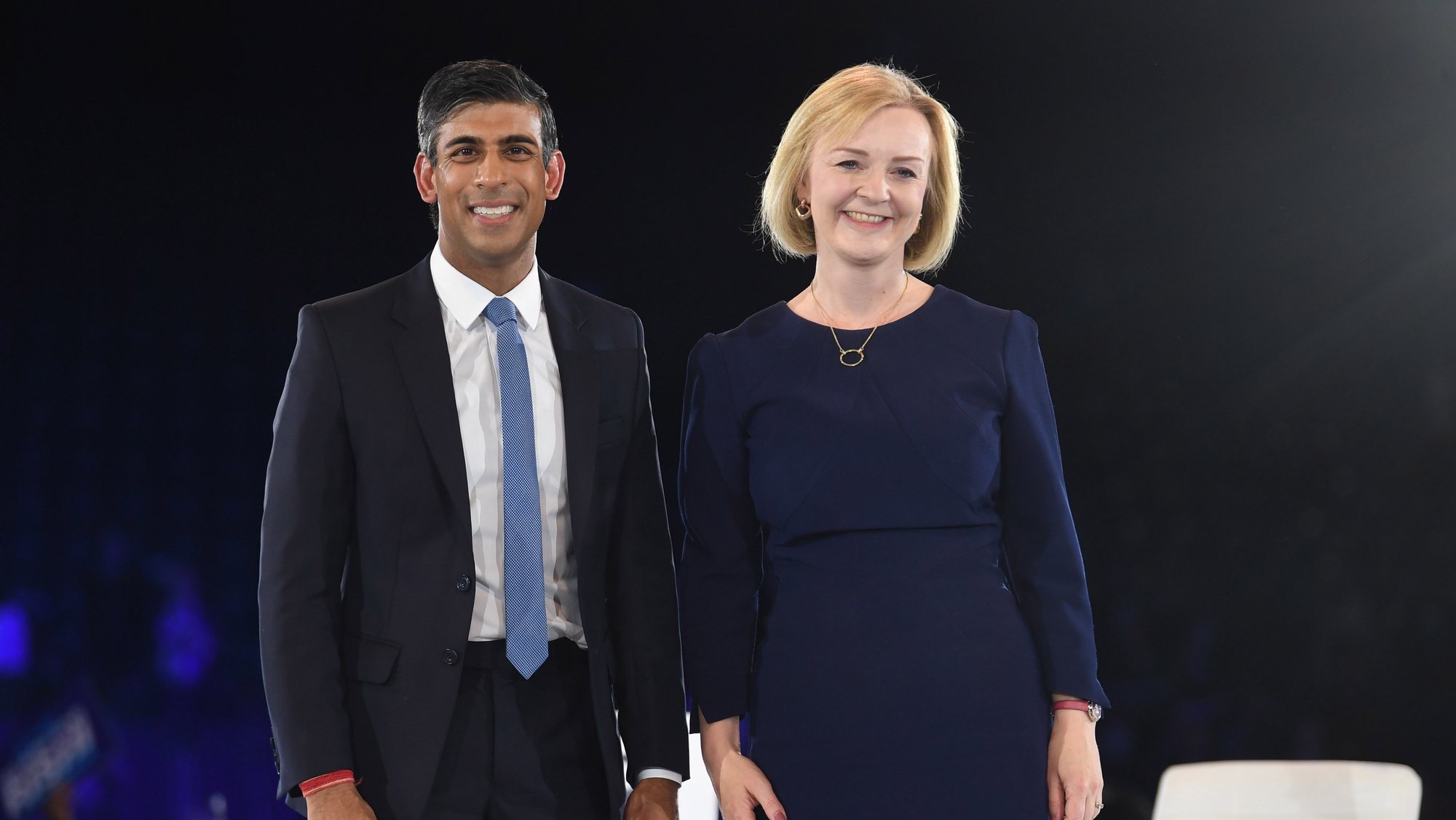 epa10150712 (L-R) Rishi Sunak and Liz Truss at the Conservative Party leadership election hustings at Wembley Arena, London, Britain, 31 August 2022. This is the final hustings attended by Tory Party members who will vote for the new leader and British Prime Minister. The vote closes at 17:00 on the 02 September 2022 and the winner will be announced on 05 September 2022.  EPA/NEIL HALL