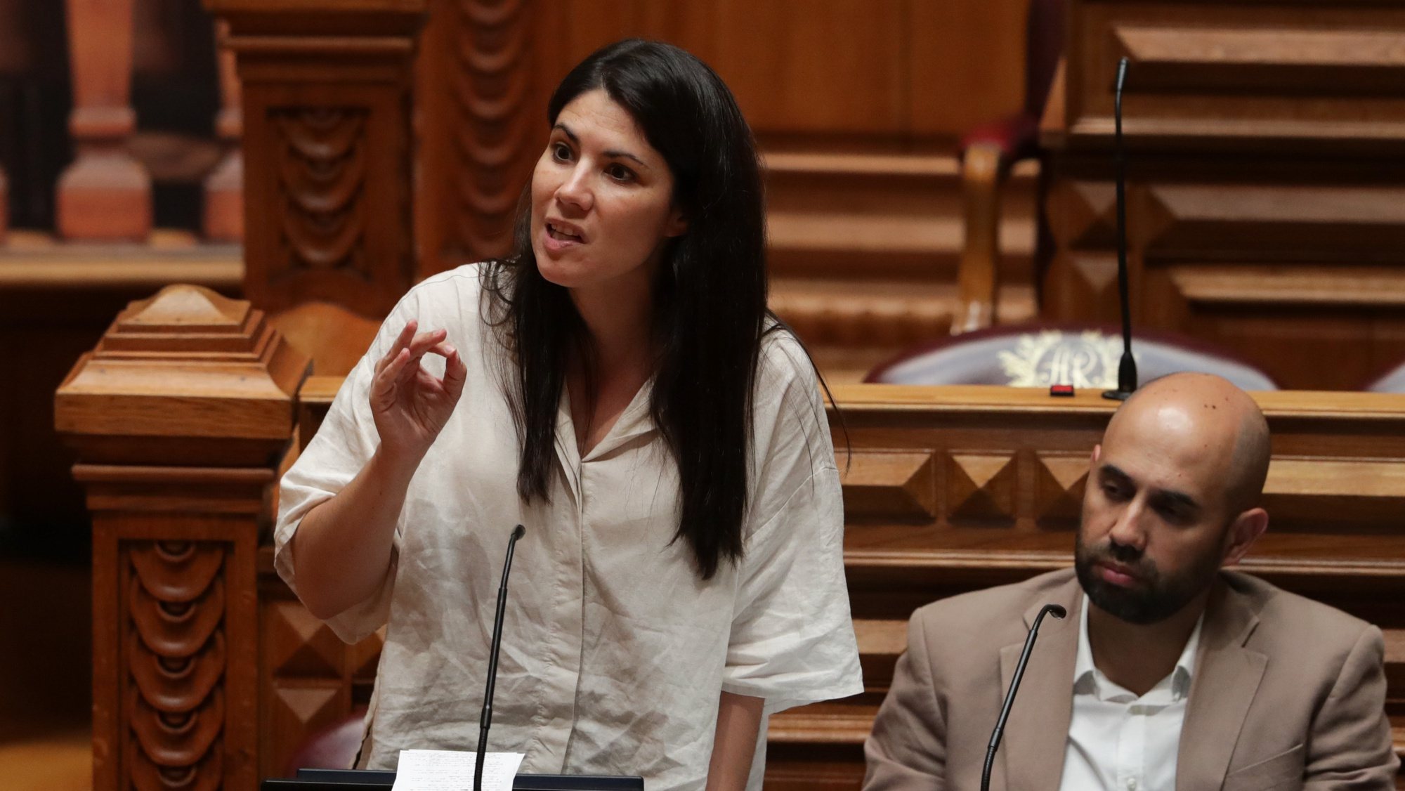 A deputada do Bloco de Esquerda (BE), Mariana Mortágua, intervém durante o debate sobre habitação na Comissão Permanente na Assembleia da República em Lisboa, 07 de setembro 2022. TIAGO PETINGA/LUSA