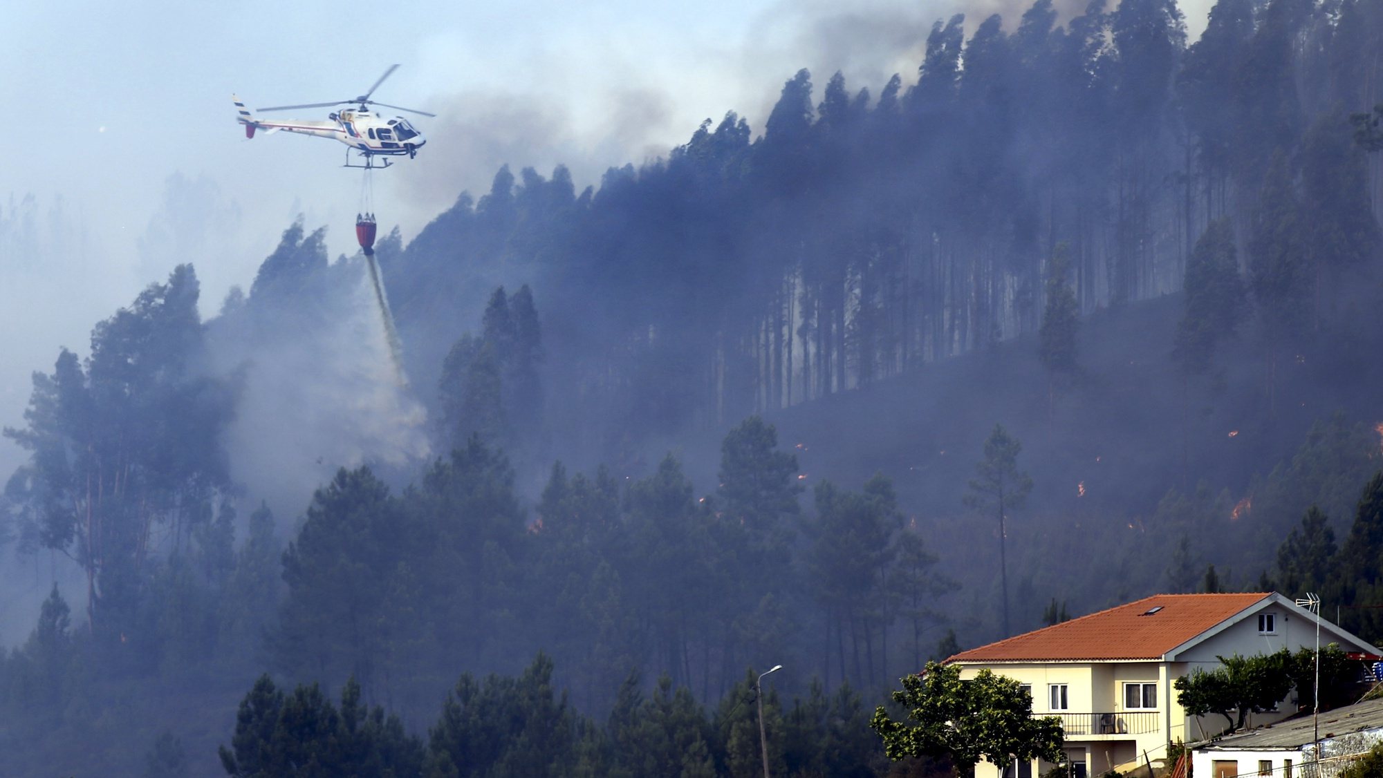 Um helicópetro combate um incêndio florestal em Vale de Urso, concelho de Proença-a-Nova, 7 de setembro de 2016. Este incêndio que deflagrou às 14:00 de hoje em Proença-a-Nova está a ser combatido por mais de 300 operacionais. ANTÓNIO JOSÉ/LUSA