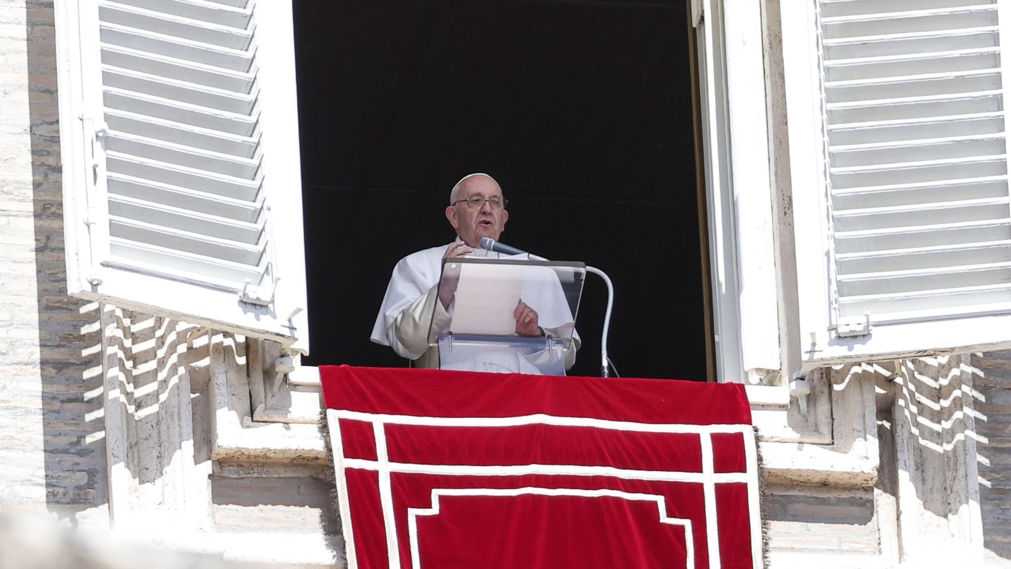epa10177499 Pope Francis delivers the Angelus prayer from his window overlooking St. Peter&#039;s Square, Vatican City, 11 September 2022.  EPA/GIUSEPPE LAMI
