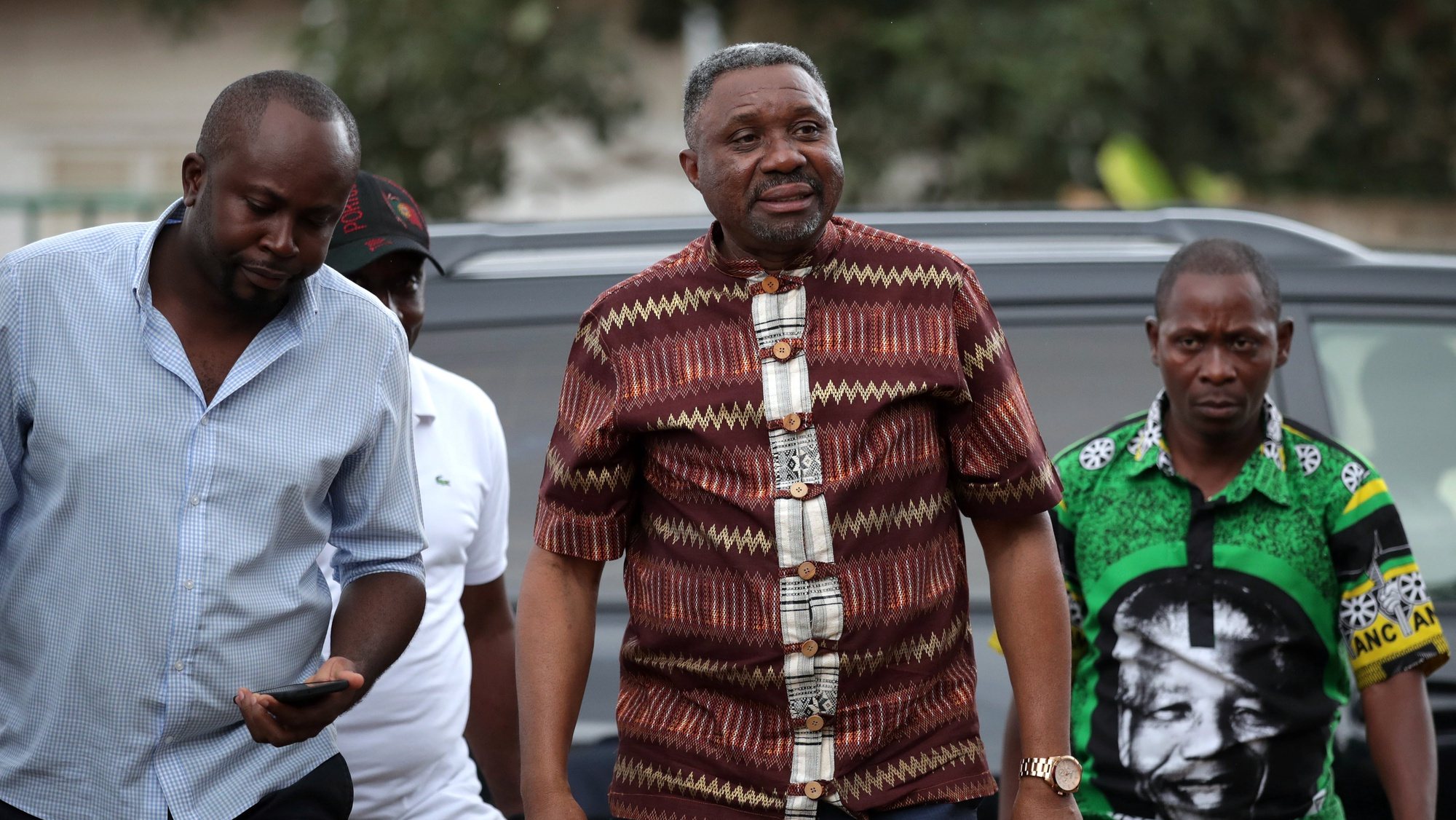 epa10205565 Prime minister of Sao Tome and Principe, Jorge Bom Jesus (C), leader of the MLSTP/PSD party, arrives to vote in the legislative, regional and municipal elections, at 1 de Junho school, in Sao Tome and Principe, 25 September 2022.  More than 120 thousand voters were expected to cast their ballots in over 30 polling stations distributed throughout the national territory and abroad.  EPA/ESTELA SILVA
