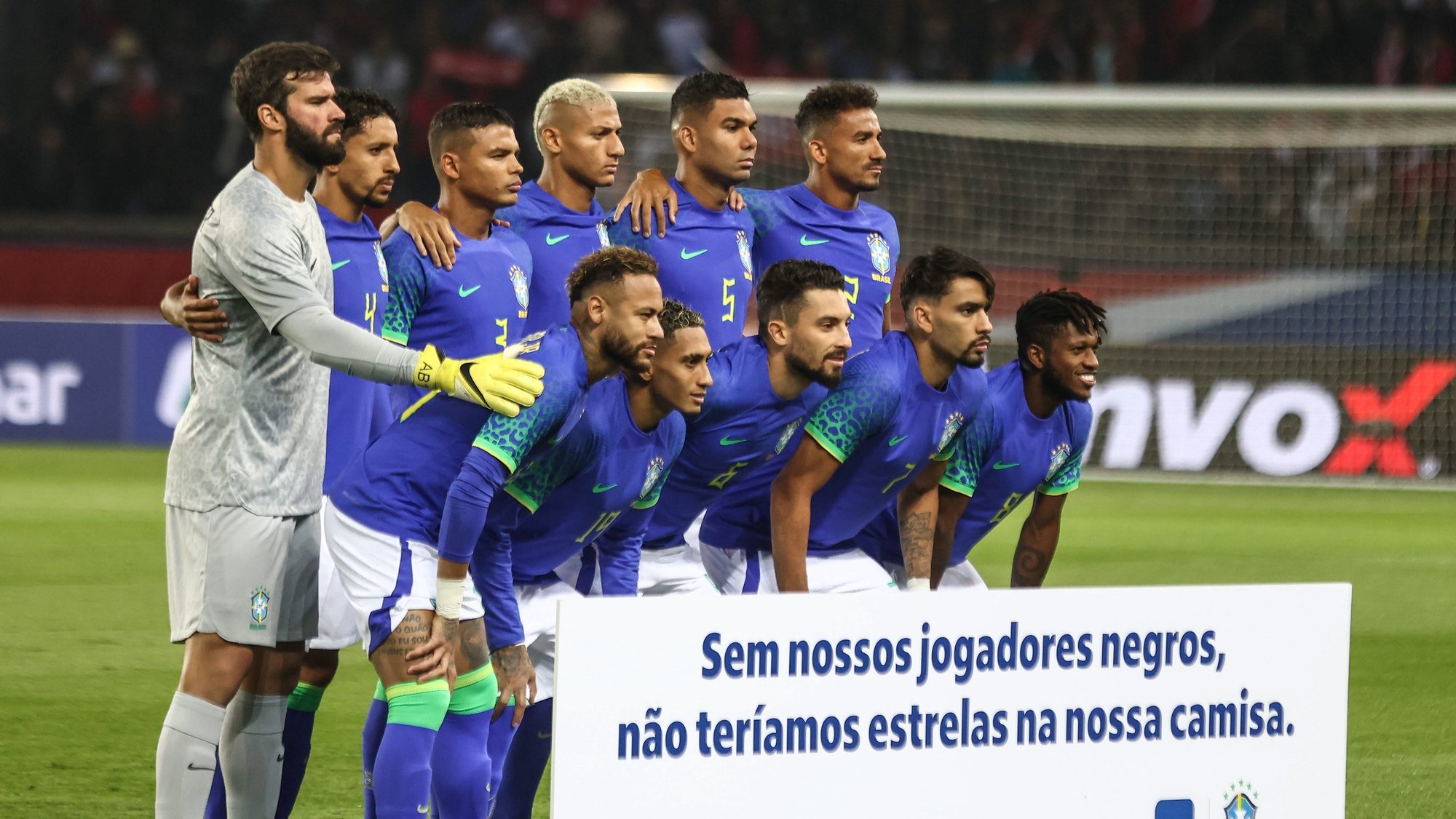 epa10210673 Players of Brazil line up for the International Friendly soccer match between Brazil and Tunisia in Paris, France, 27 September 2022.  EPA/MOHAMMED BADRA