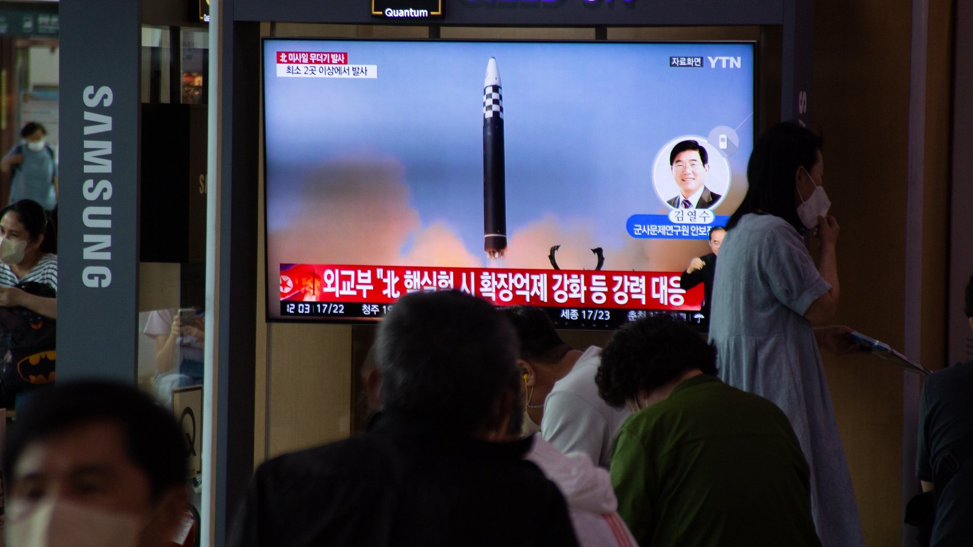 epa09996643 People watch a news segment pertaining to a North Korean missile launch, at a station in Seoul, South Korea, 05 June 2022. According to South Korea&#039;s Joint Chiefs of Staff (JCS), North Korea fired eight short-range ballistic missiles into the East Sea on 05 June.  EPA/JEON HEON-KYUN