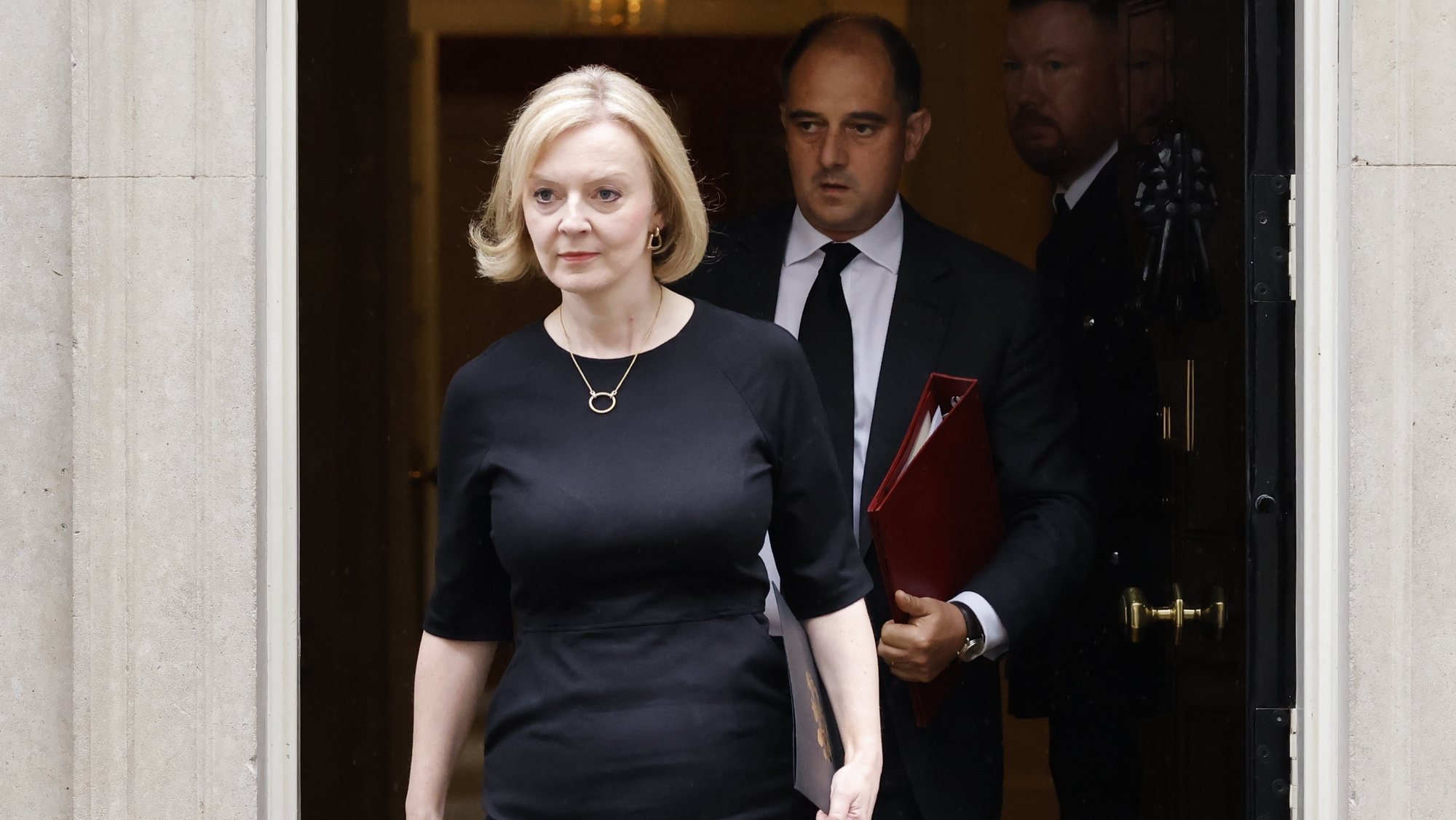 epa10173052 British Prime Minister Liz Truss leaves Downing Street for the House of Commons to pay tributes to Queen Elizabeth II in London, Britain, 09 September 2022. Britain&#039;s Queen Elizabeth II died at her Scottish estate, Balmoral Castle, on 08 September 2022. The 96-year-old Queen was the longest-reigning monarch in British history.  EPA/TOLGA AKMEN