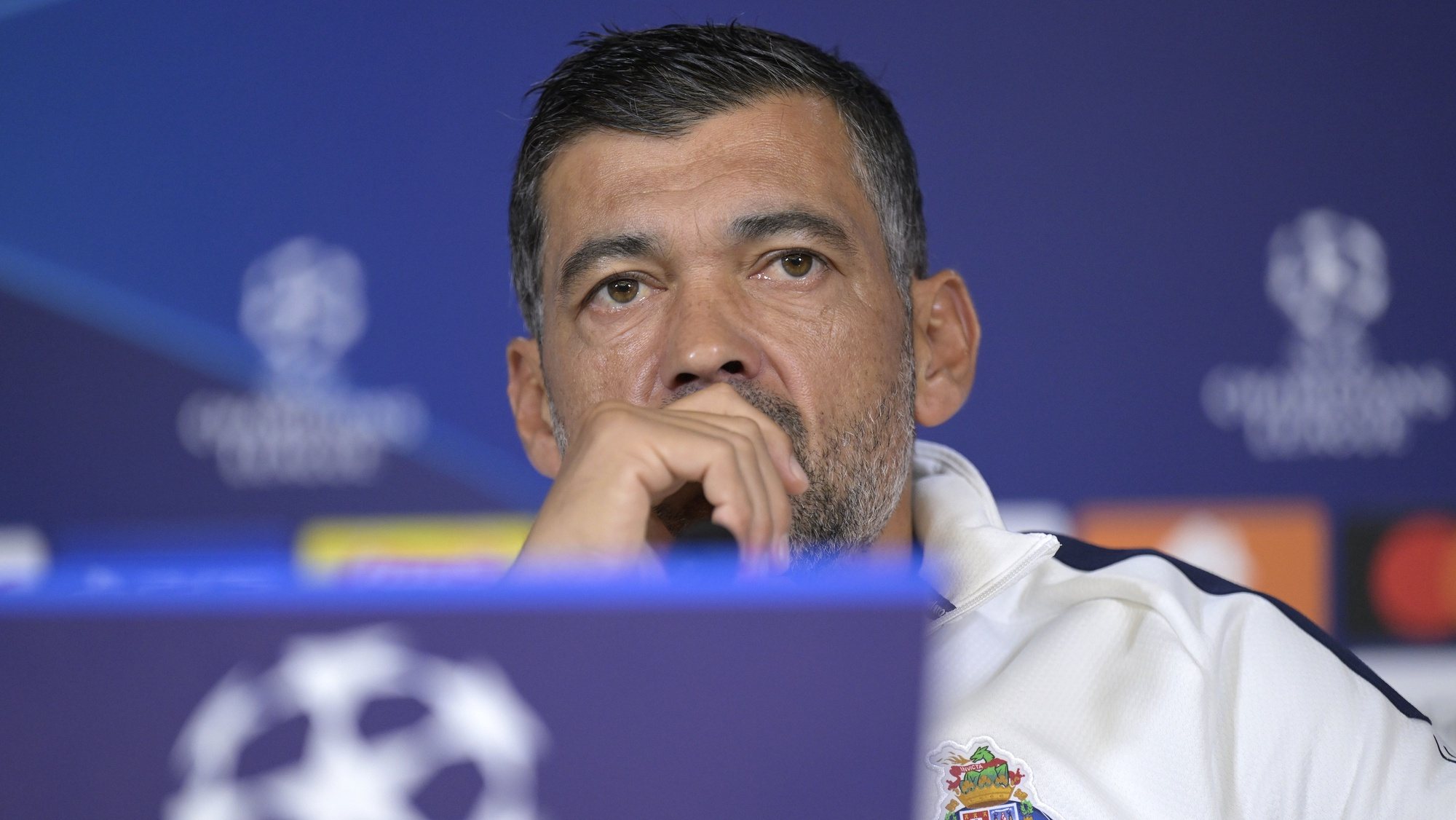 epa10221165 FC Porto&#039;s head-coach Sergio Conceicao attends a press conference a day ahead of their Champions League group B soccer match against Bayer Leverkusen, at Dragao stadium, in Porto, northwest of Portugal, 03 October 2022. FC Porto will face Bayer Leverkusen in their Champions League Group Stage Matchday 3, Group B match on 04 October 2022.  EPA/FERNANDO VELUDO