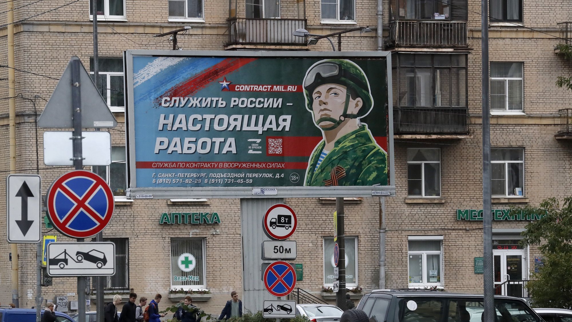 epa10213636 A billboard depicting a soldier with the slogan &#039;Serving Russia is a real job&#039; in St. Petersburg, Russia, 29 September 2022. Russian President Putin announced in a televised address to the nation on 21 September, that he signed a decree on partial mobilization in the Russian Federation due to the conflict in Ukraine. Russian Defense Minister Shoigu said that 300,000 people would be called up for service as part of the move.  EPA/ANATOLY MALTSEV