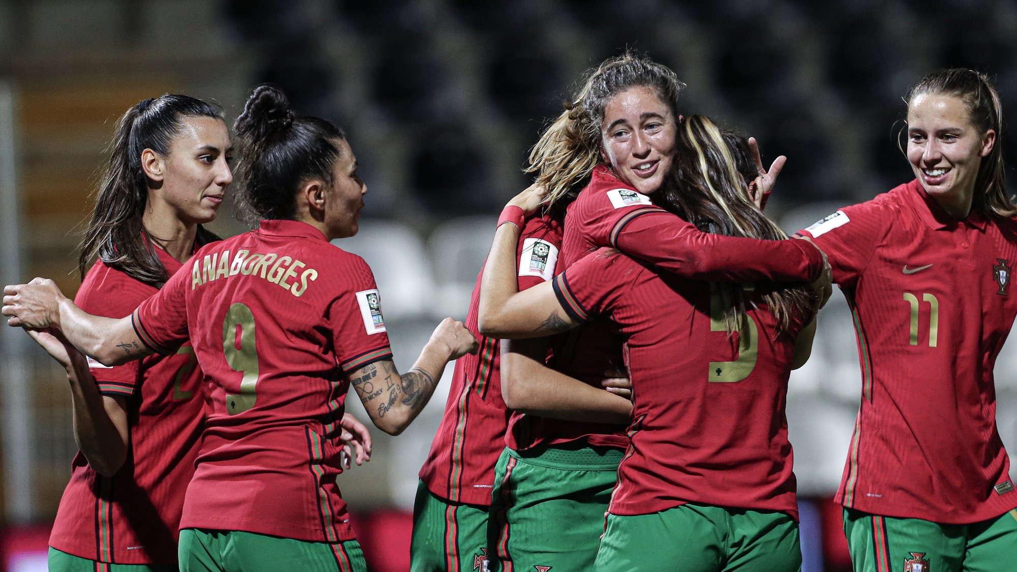 A jogadora de Portugal, Carolina Mendes (3-D), festeja após marcar um golo contra Israel durante o jogo de futebol do grupo H da Fase de qualificação para o Mundial feminino 2023, disputado no Estádio Municipal de Portimão, 25 de novembro de 2021. LUÍS FORRA/LUSA