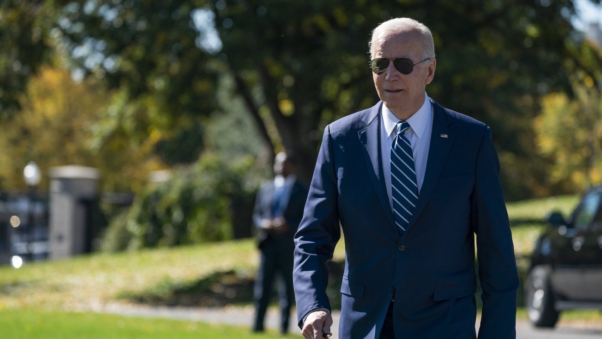 epa10269455 US President Joe Biden walks to board Marine One on the South Lawn of the White House in Washington, DC, USA, 27 October 2022. President Biden is traveling to New York where he will deliver remarks on Micron&#039;s plan to invest in CHIPS manufacturing.  EPA/SHAWN THEW