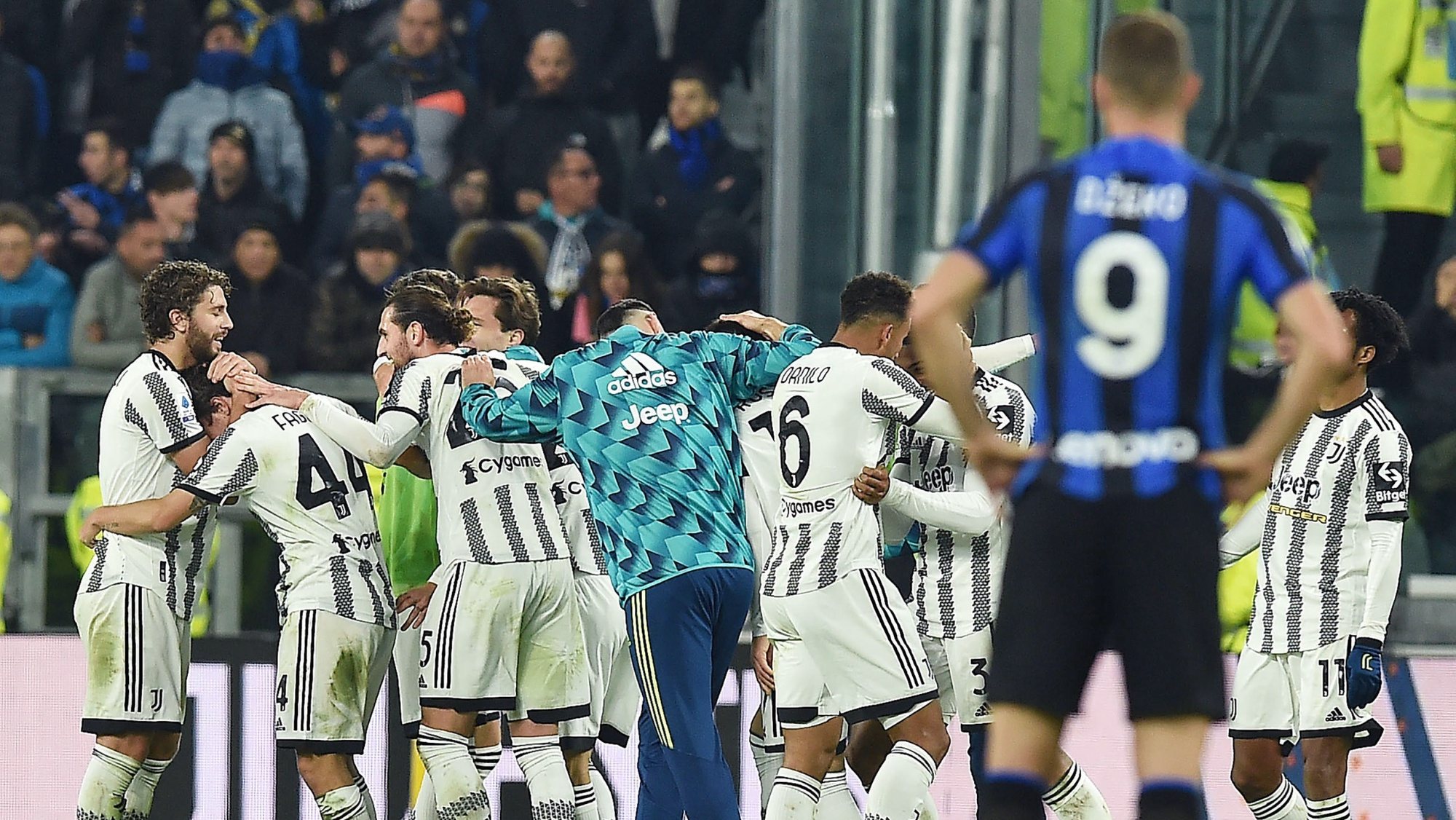 epa10291602 Juventus&#039; Nicolo Fagioli (2-L) celebrates with teammates after scoring the 2-0 lead during the Italian Serie A soccer match between Juventus FC and Inter Milan in Turin, Italy, 06 November 2022.  EPA/Alessandro Di Marco