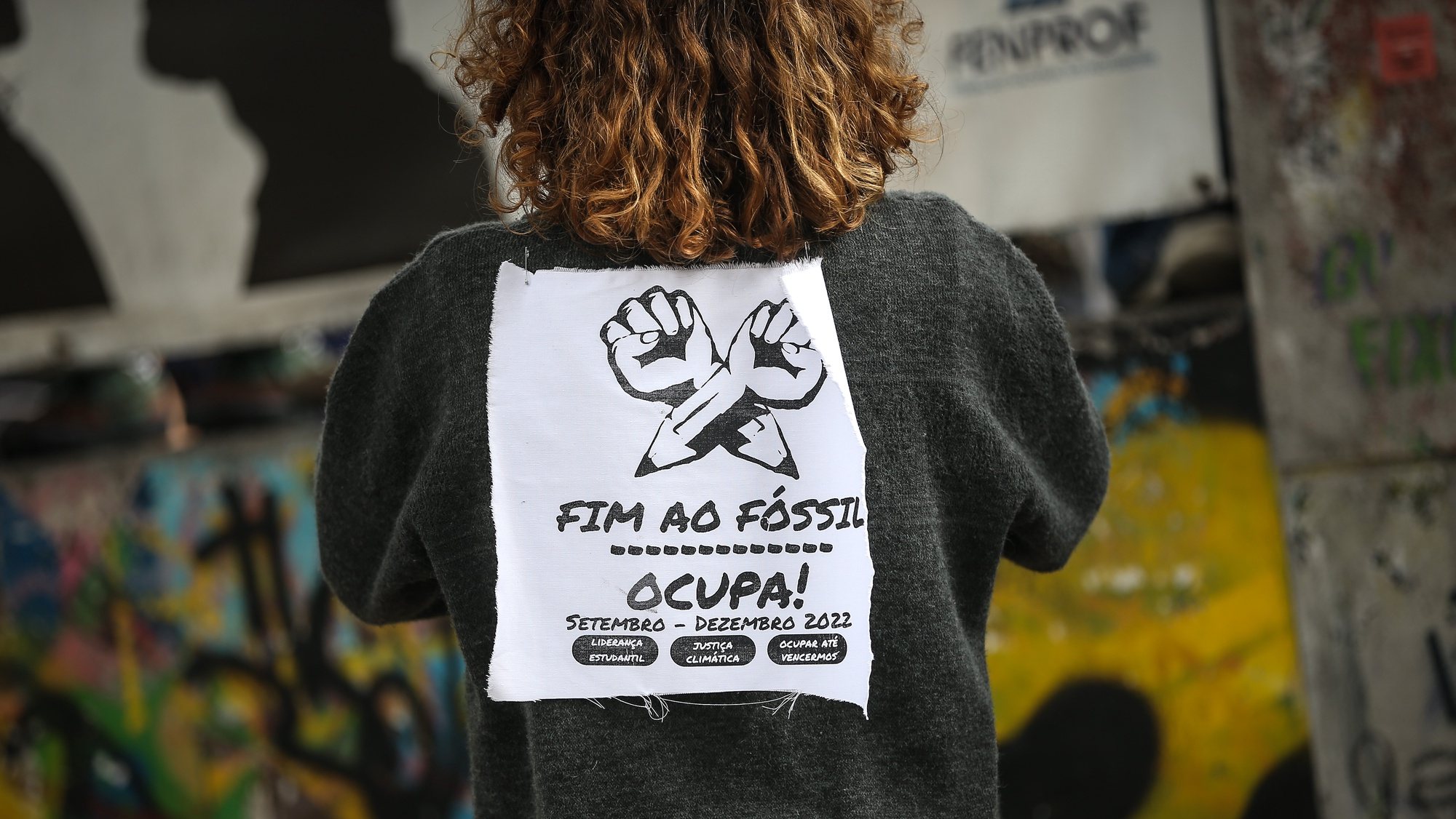 Alunos da escola secundária António Arroio protestam pelo fim dos combustíveis fósseis a nível internacional numa ação que prevê a ocupação de escolas secundárias e universidades de forma pacifica, em Lisboa, 07 de novembro de 2022. RODRIGO ANTUNES/LUSA