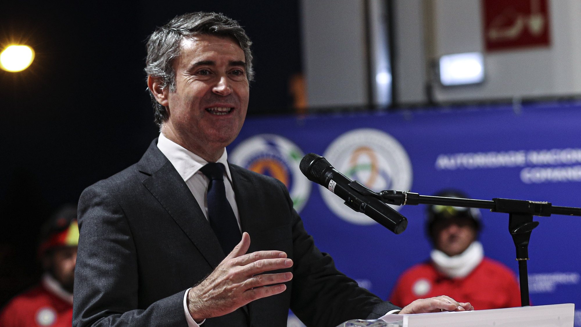 O ministro da Administração Interna, José Luis Carneiro, discursa na cerimónia de assinatura dos protocolos para a constituição de 7 equipas de intervenção permanente no Algarve, Quarteira,15 de novembro  de 2022. LUÍS FORRA/LUSA