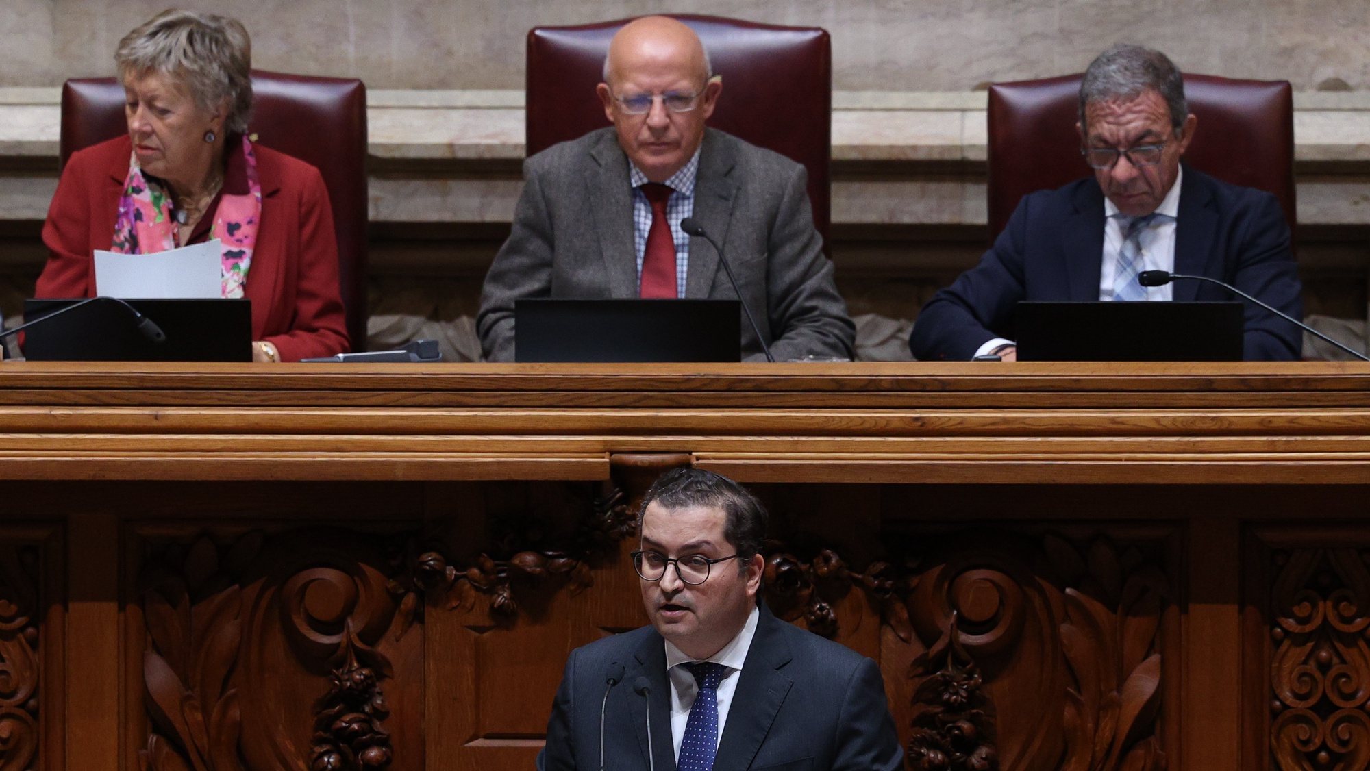 O lider parlamentar do PSD, Joaquim Miranda Sarmento, fala durante o encerramento da discussão na especialidade do Orçamento do Estado para 2023 na Assembleia da República em Lisboa, 25 de novembro de 2022. TIAGO PETINGA/LUSA