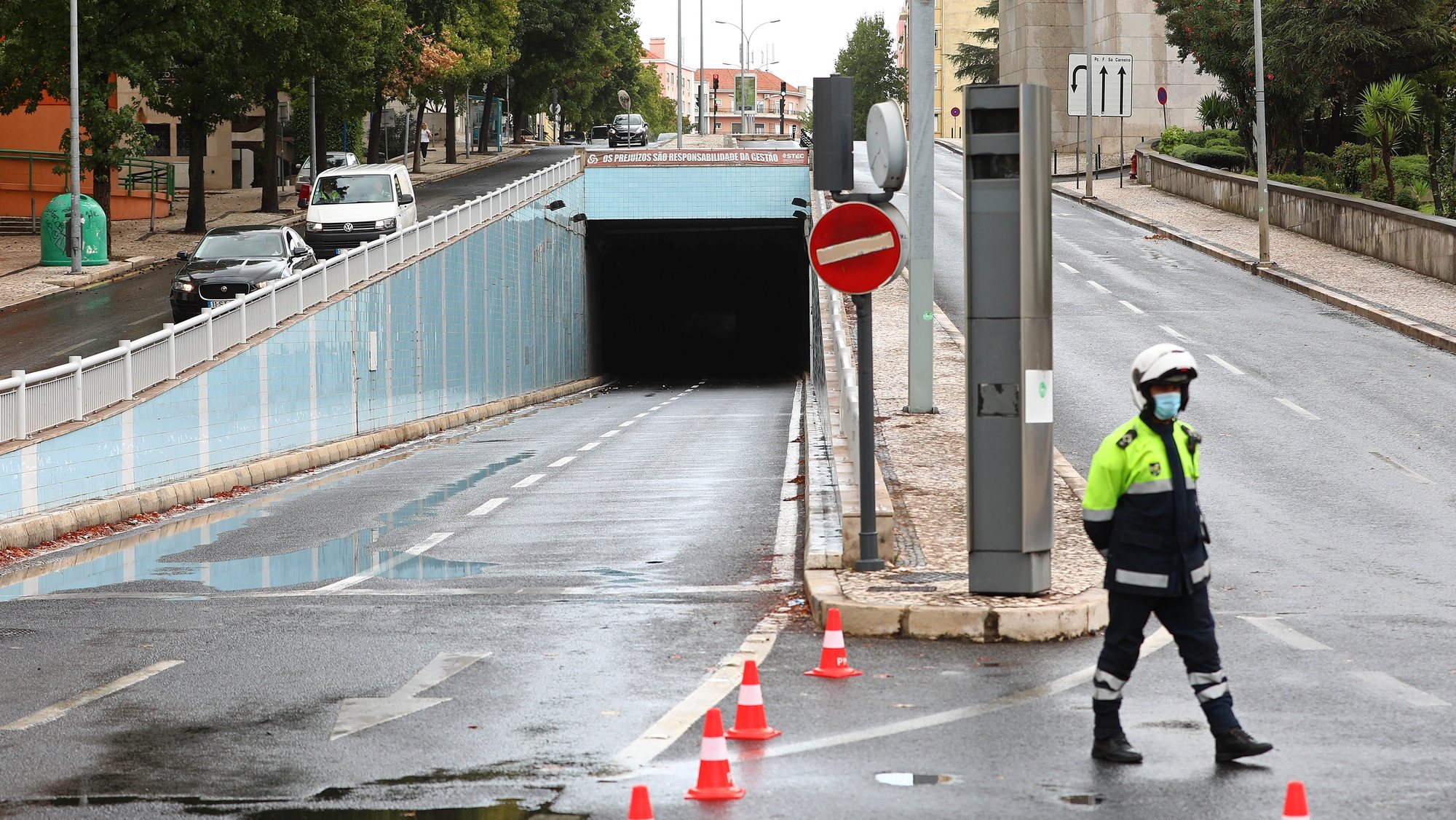 Um agente da Polícia Municipal controla o trânsito à entrada do túnel da Avenida João XXI, após um incêndio provocado por um curto-circuito, em Lisboa, 18 de setembro de 2020. ANTÓNIO PEDRO SANTOS/LUSA
