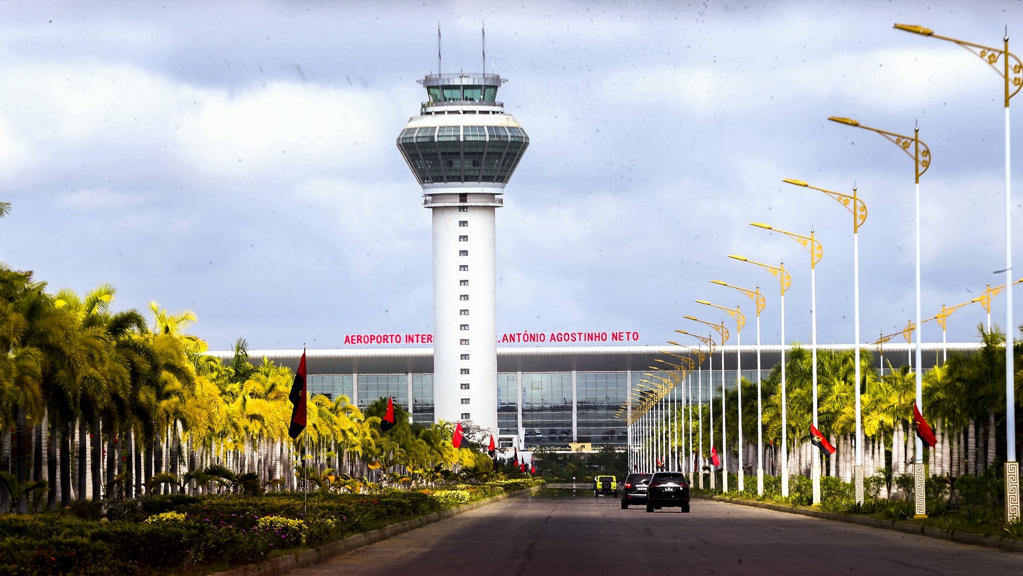 Novo Aeroporto Internacional de Luanda (NAIL) sinaliza o início do processo da certificação da infraestrutura, que se prolonga até final de 2023, período que inicia operações “sem restrições”, Angola, 17 de junho de 2022. Uma aeronave do tipo Boeing 777–300CR da companhia área angolana TAAG aterrou às 13:00 locais desta sexta-feira no NAIL, proveniente do aeroporto internacional 4 de Fevereiro, em Luanda, sinalizando o voo experimental no âmbito da certificação do NAIL, situado no município do Icolo e Bengo. AMPE ROGÉRIO/LUSA