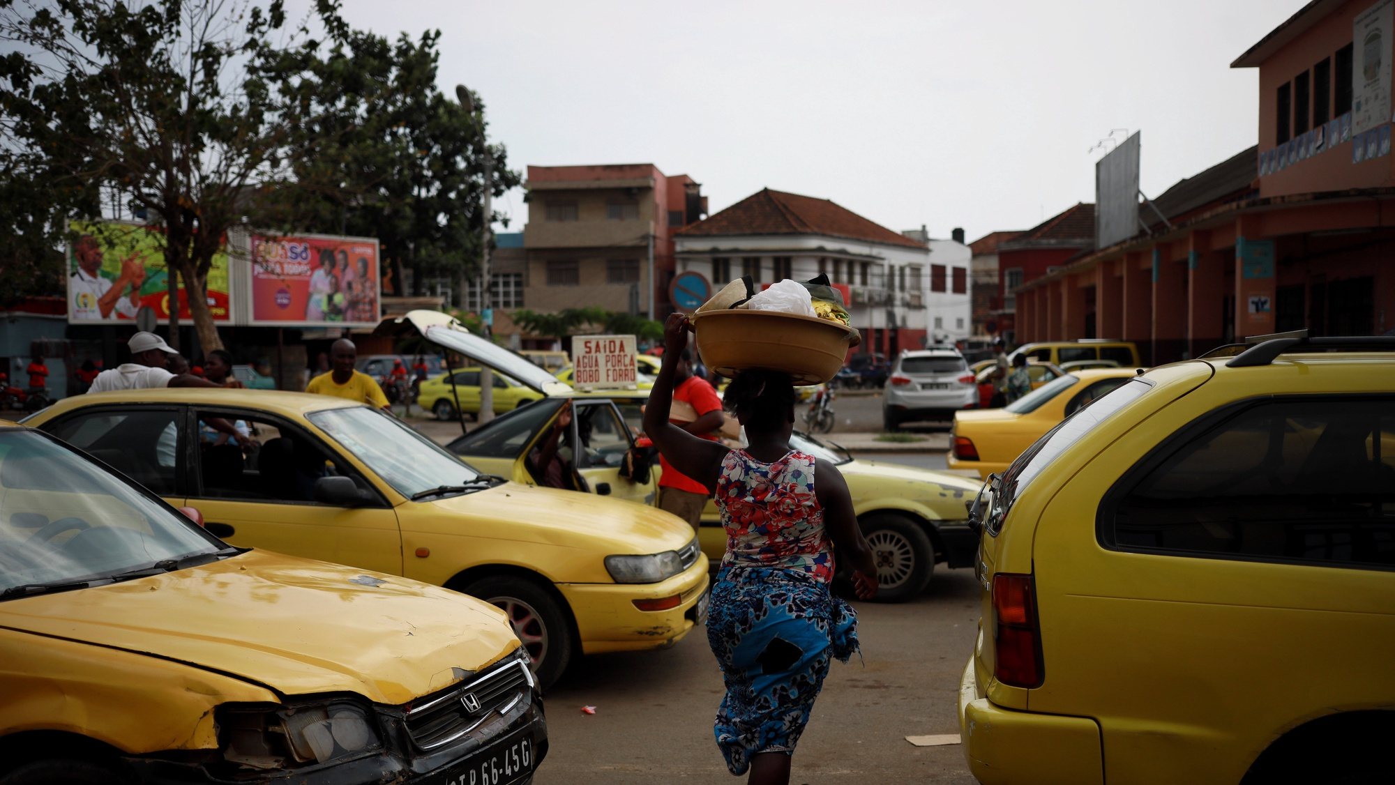 epa10196313 A street vendor walks between cars in Sao Tome, Sao Tome and Principe, 20 September 2022 (issued 21 September 2022). The African island nation of Sao Tome and Principe will hold its legislative elections on 25 September 2022.  EPA/ESTELA SILVA