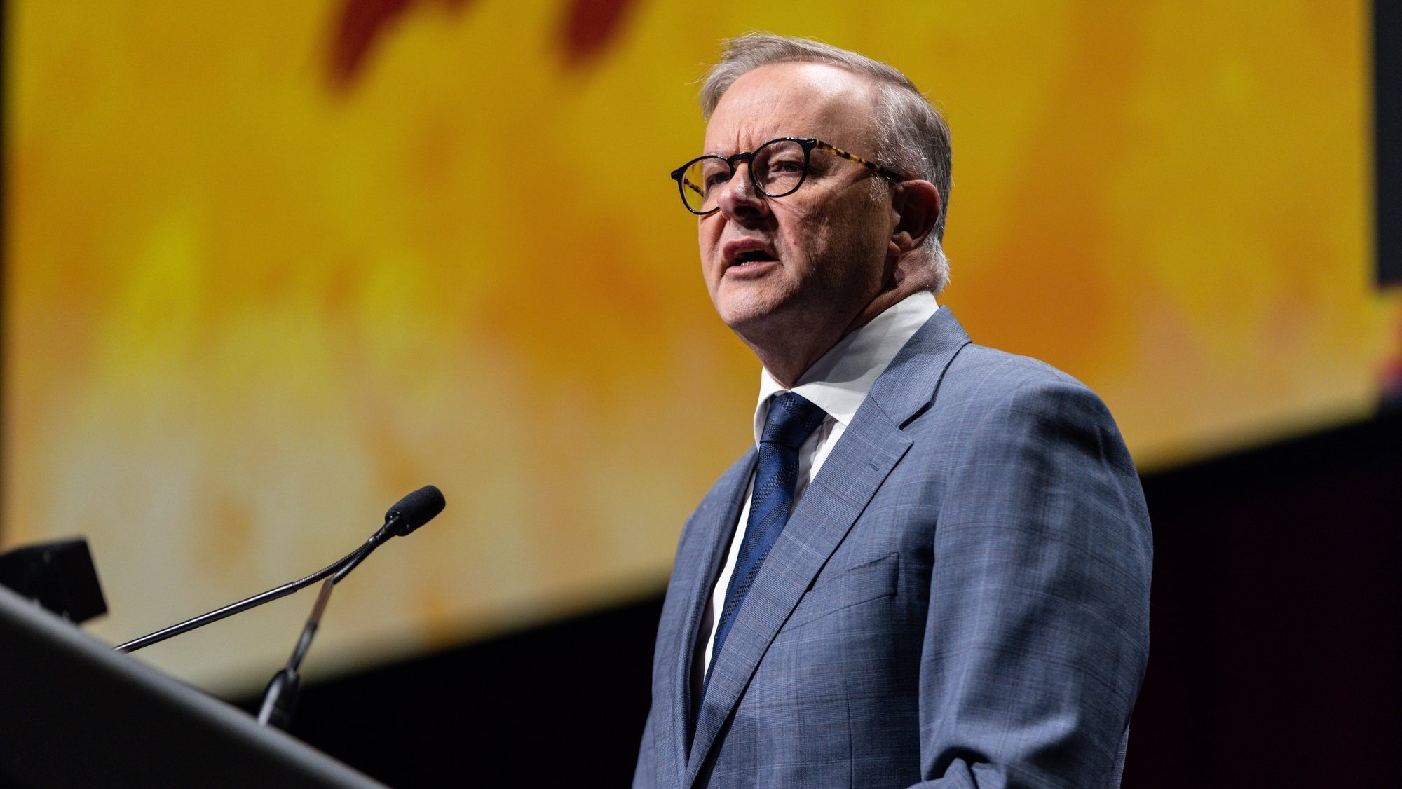 epa10316981 Australian Prime Minister Anthony Albanese speaks during the International Trade Union Confederation World Congress at the Melbourne Convention and Exhibition Centre in Melbourne, Australia, 21 November 2022.  EPA/DIEGO FEDELE   AUSTRALIA AND NEW ZEALAND OUT