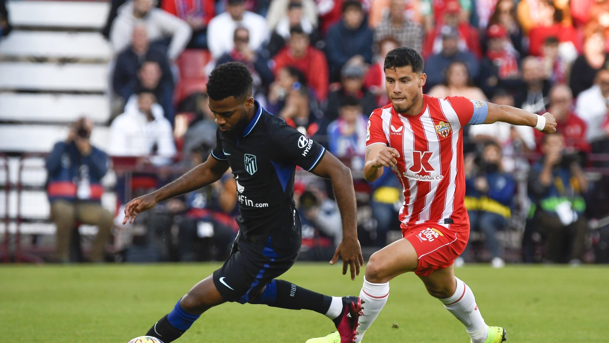 epa10407183 Atletico Madrid&#039;s midfielder Thomas Lemar (L) vies for the ball with Almeria&#039;s midfielder Lucas Robertone (R) during the Spanish LaLiga soccer match between UD Almeria and Atletico Madrid,  in Almeria, southern Spain, 15 January 2023.  EPA/Carlos Barba
