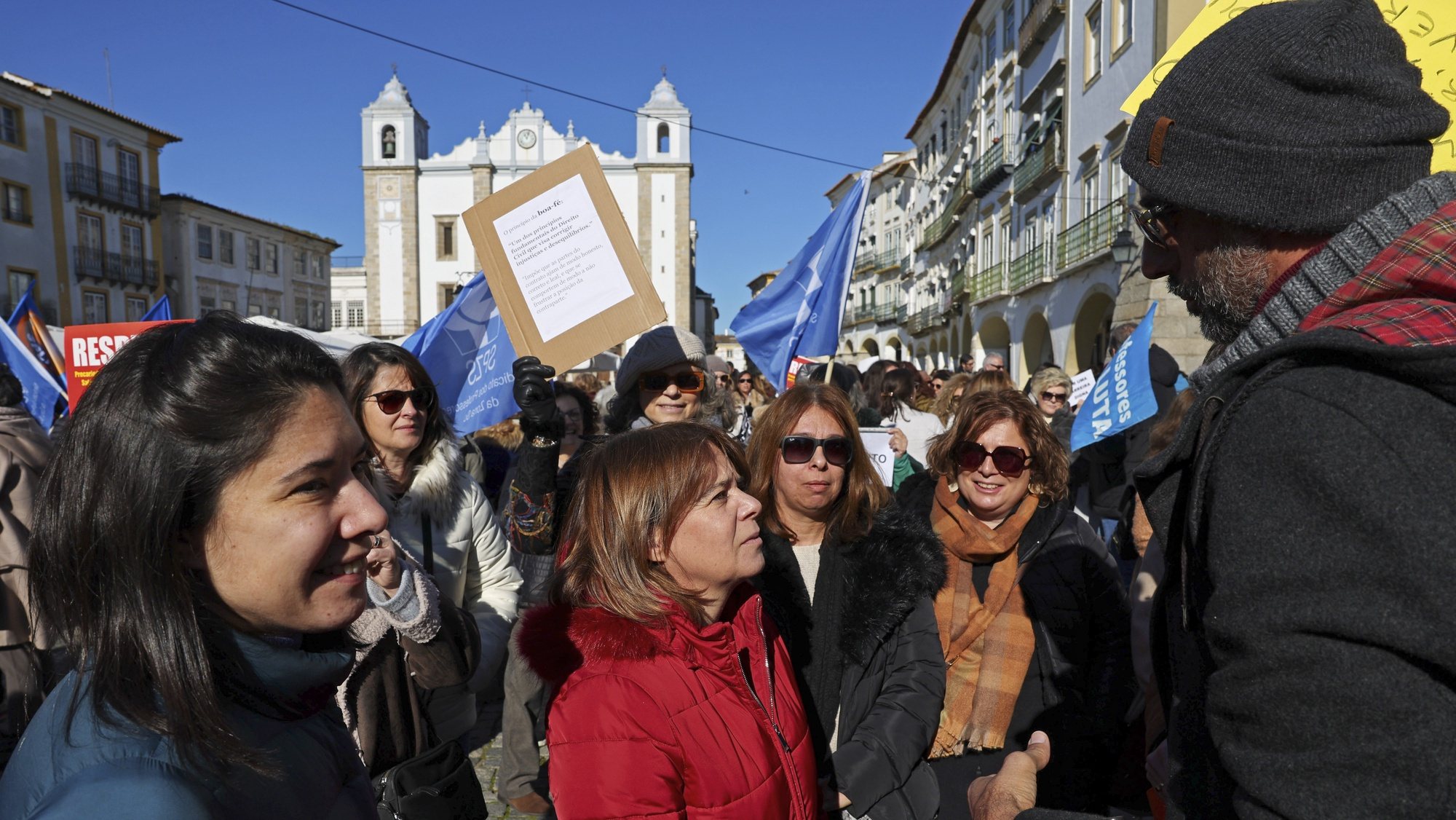 A coordenadora nacional do Bloco de Esquerda (BE), Catarina Martins (C), participa na concentração de professores em greve na praça do Giraldo, no âmbito da greve nacional de professores por distritos, em Évora, 25 de janeiro de 2023. NUNO VEIGA/LUSA