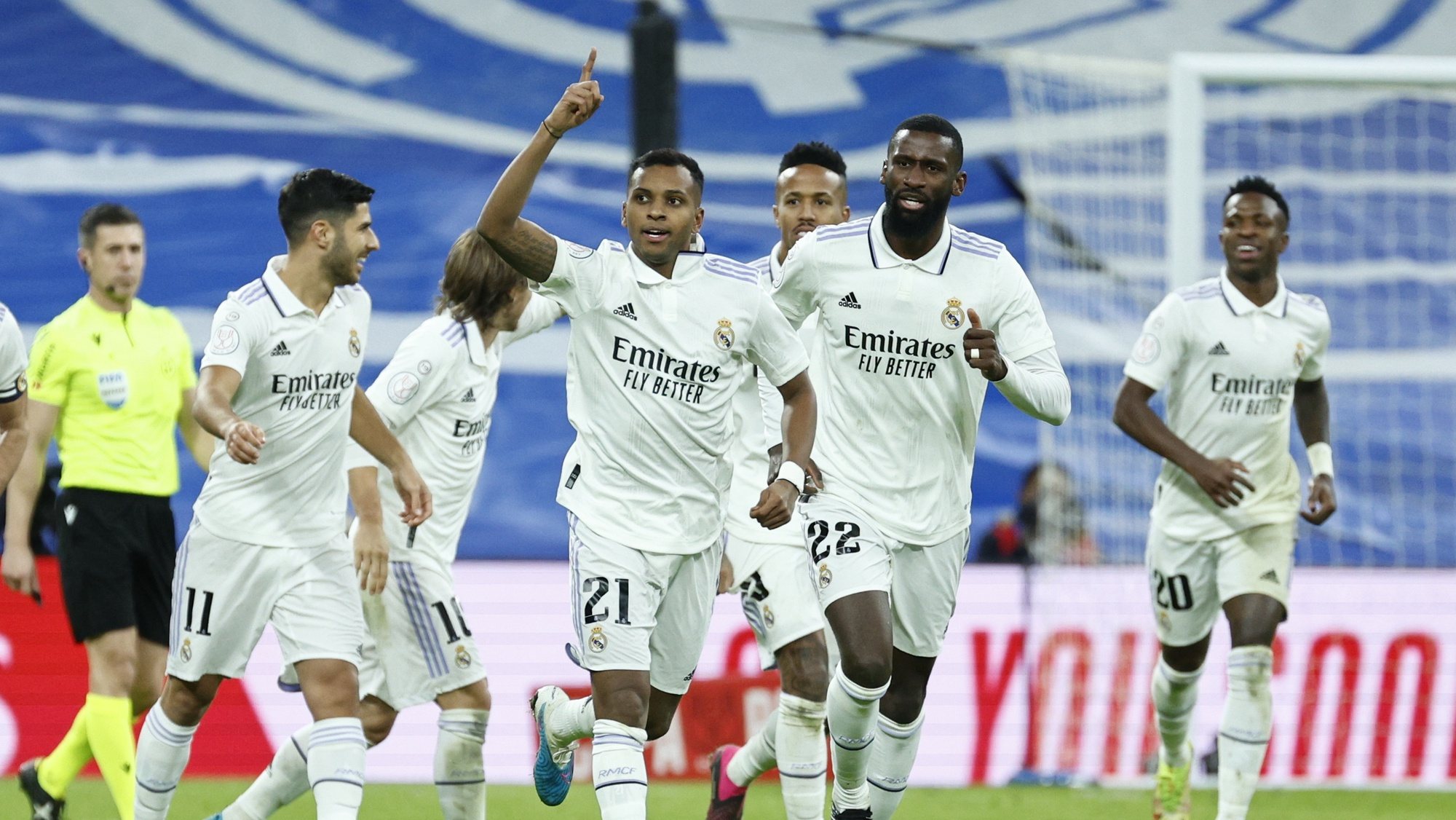 epa10432075 Real MadridÂ´s Rodrygo (c) celebrates after scoring the 1-1 goal during the Spanish King&#039;s Cup quarter finals soccer match between Real Madrid and Atletico Madrid, in Madrid, central Spain, 26 January 2023.  EPA/Rodrigo Jimenez
