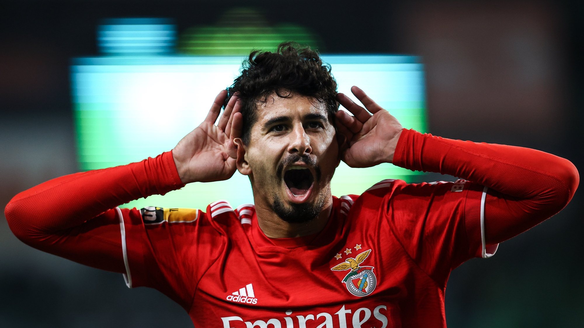 epa09895245 Benfica&#039;s Gil Dias celebrates after scoring the 0-2 during the Portuguese First League soccer match, between Sporting and Benfica, held on Alvalade stadium in Lisbon, Portugal, 17 April 2022.  EPA/RODRIGO ANTUNES