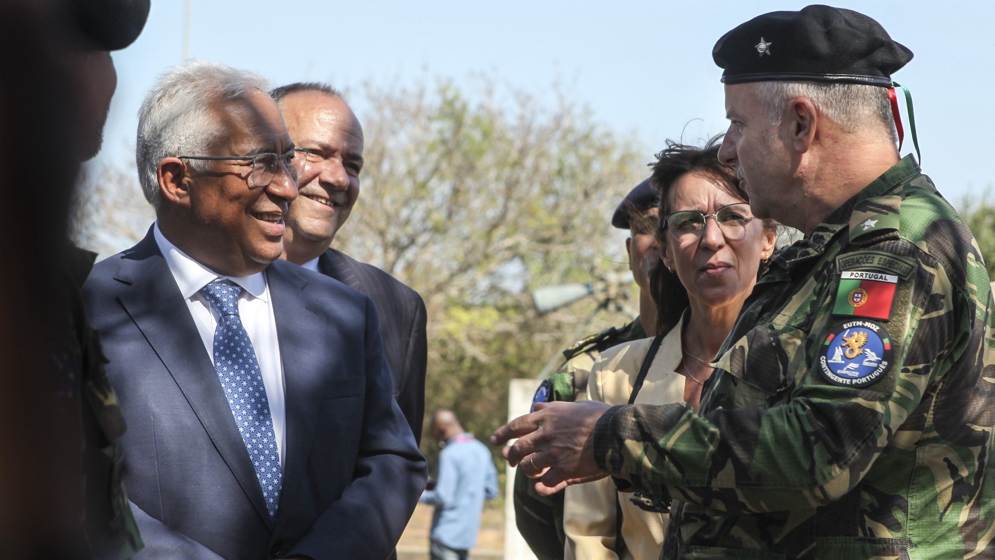 O primeiro-ministro de Portugal, António Costa (E), acompanhado pela ministra da Defesa Nacional de Portugal, Helena Carreiras (2-D), conversa com o brigadeiro-general do Exército Português, Nuno Lemos Pires (D), durante a vista à Escola de Fuzileiros Navais, para acompanhar os militares portugueses que estão a treinar as forças moçambicanas no âmbito da missão da União Europeia, em Catembe, Maputo, Moçambique, 02 de setembro de 2022. António Costa está em Maputo para participar na V Cimeira Luso-moçambicana que começa hoje em Maputo, e tem como objetivo aprofundar as relações bilaterais e celebrar diversos acordos de cooperação. LUÍSA NHANTUMBO/LUSA