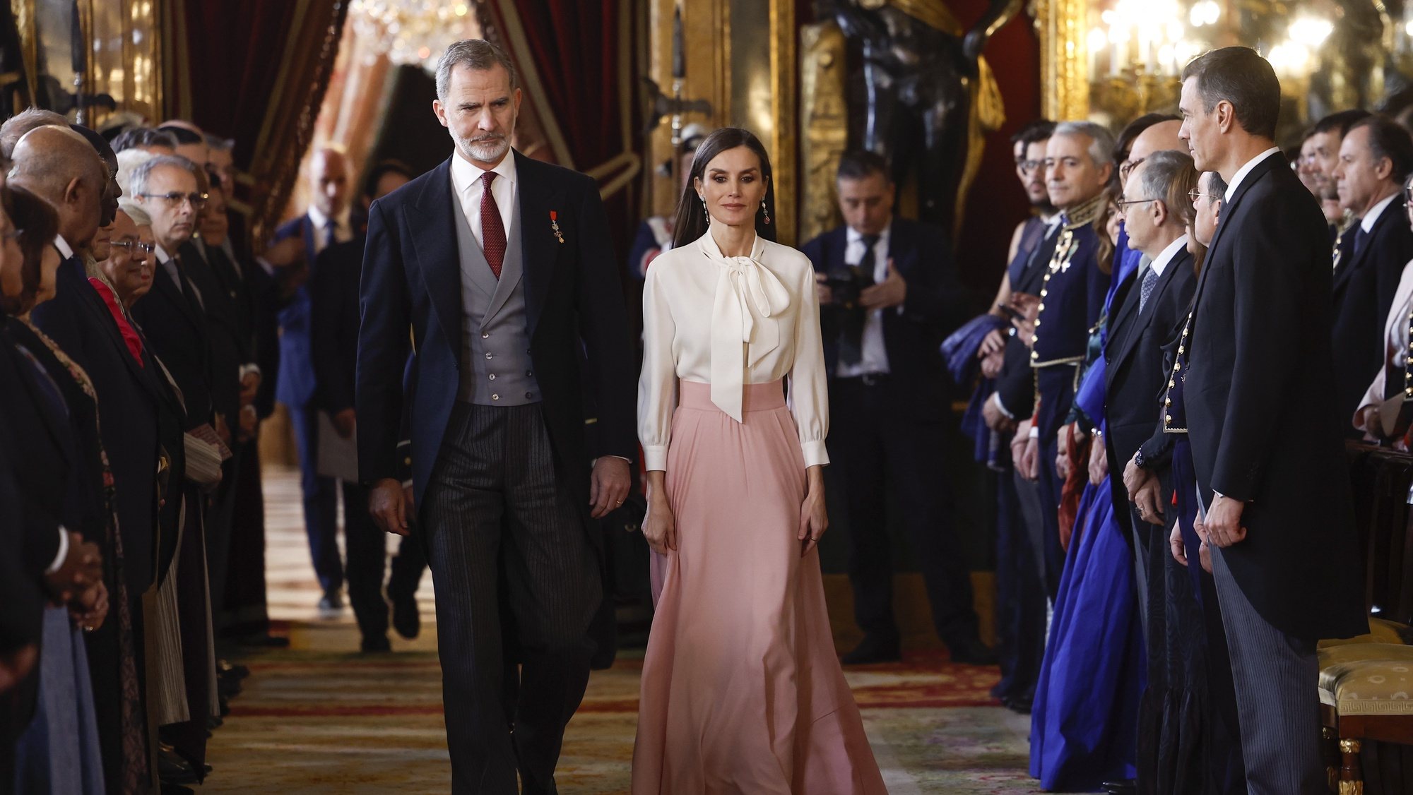 epa10428490 Spain&#039;s King Kelipe VI and Queen Letizia arrive for an official reception to the diplomatic corps accredited in Spain held at the Royal Palace in Madrid, Spain, 25 January 2023.  EPA/chema Moya / POOL