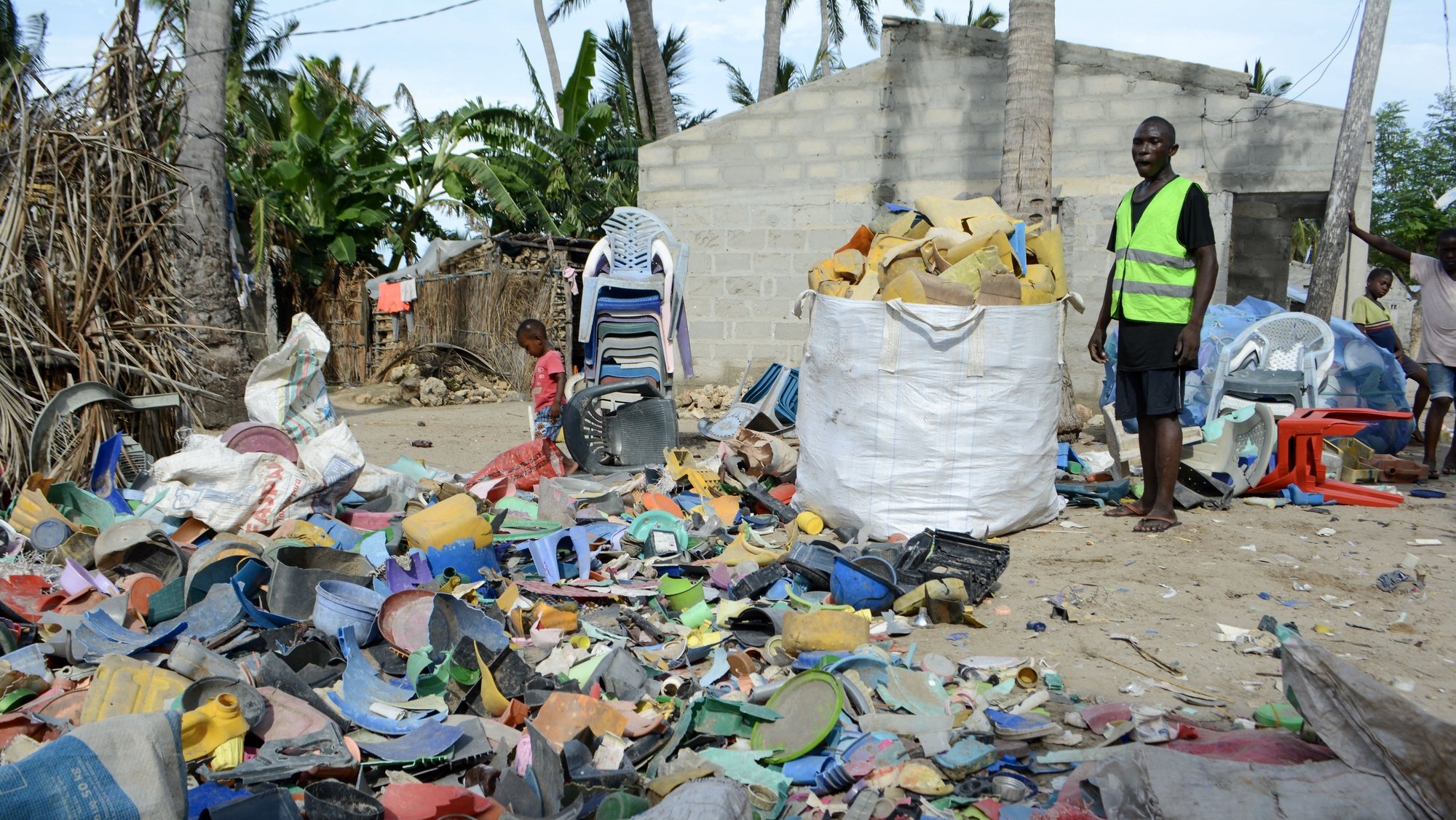 Plásticos acumulam-se Cabaceira Pequena, aldeia em frente à ilha de Moçambique, que serão entregues a um intermediário de indústrias de reciclagem, em Moçambique, 23 de fevereiro de 2023. Uma nova oficina de reciclagem nasceu num projeto de preservação de recursos marinhos da ONG portuguesa Oikos com apoio do Camões – Instituto da Cooperação e da Língua. O projeto inclui também medidas de gestão sustentável das pescas. (ACOMPANHA TEXTO DA LUSA DO DIA 25 DE FEVEREIRO DE 2023) LUÍS  FONSECA/LUSA
