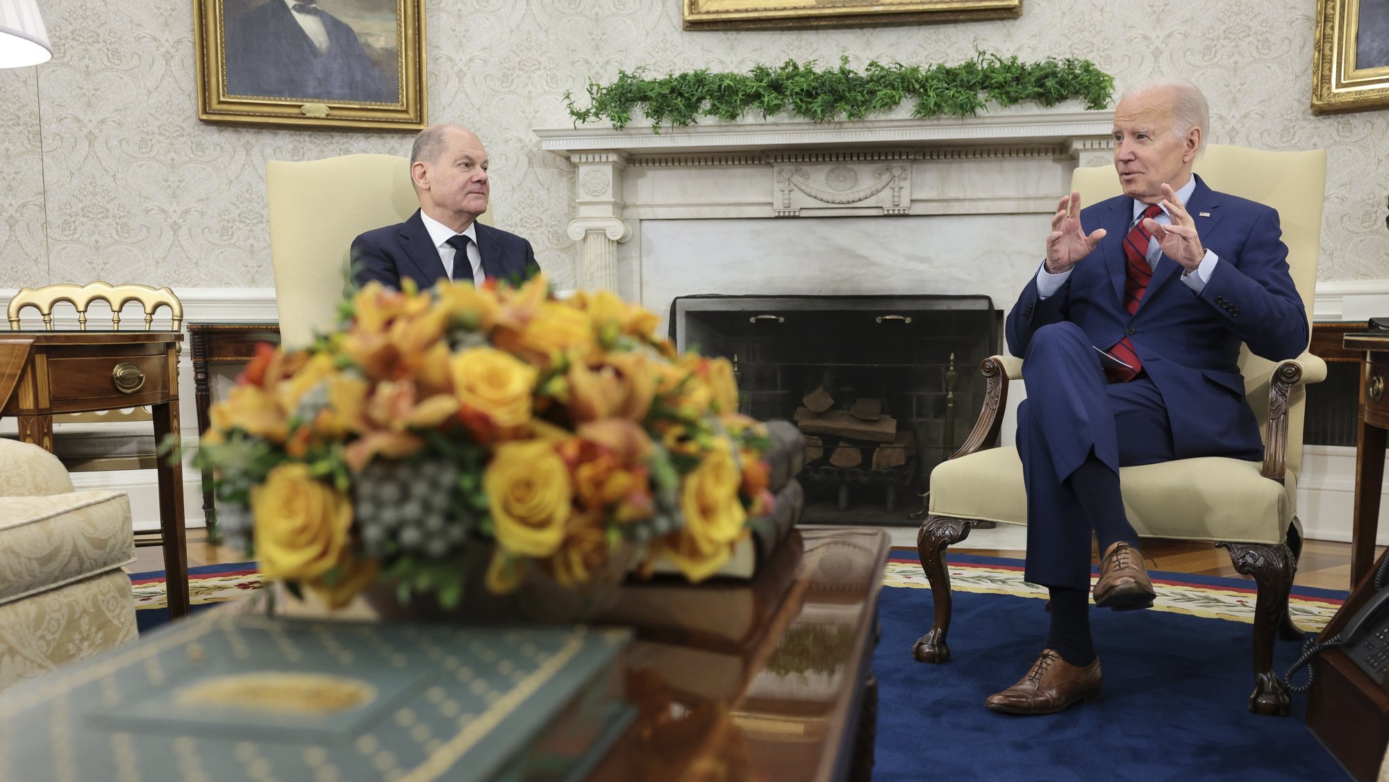 epa10501282 US President Joe Biden (R) holds a bilateral meeting with German Chancellor Olaf Scholz (L) in the Oval Office of the White House in Washington, DC., USA, 03 March 2023.  EPA/Oliver Contreras / POOL