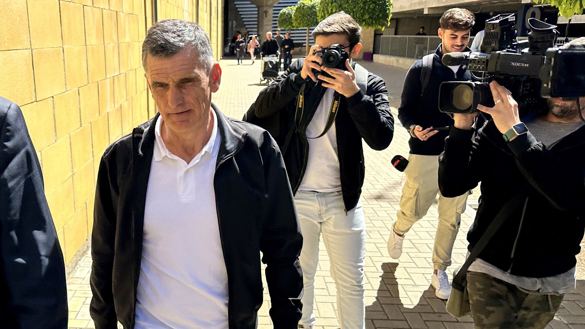 epa10535160 Spanish former soccer player Jose Luis Mendilibar (L) arrives in Seville, Andalusia, Spain, 21 March 2023. Mendilibar will sign as new coach of Sevilla FC after the dismissal of Argentinian head coach Jorge Sampaoli.  EPA/David Arjona