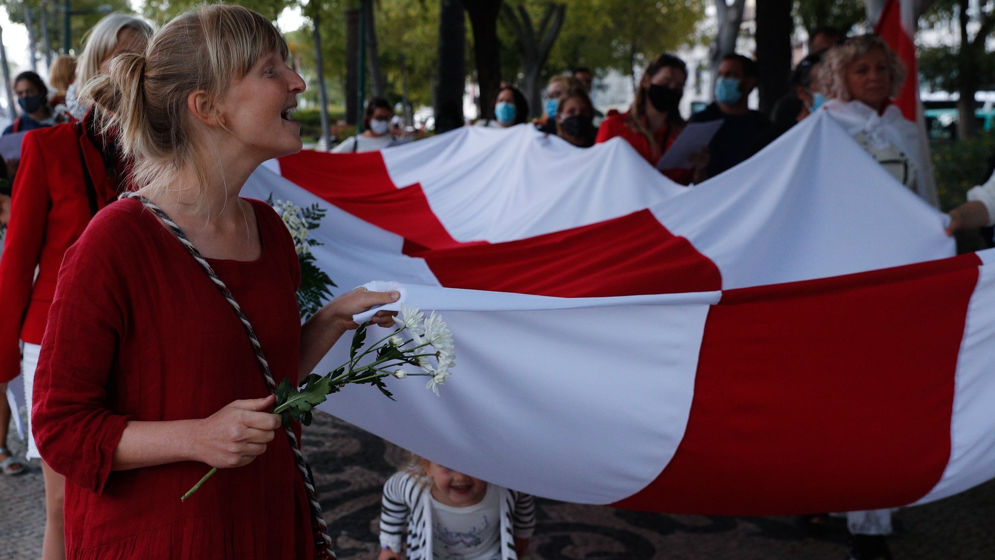 Marcha feminina de apoio à Bielorrússia sob o mote &quot;Guerreiras da luz: mulheres em branco marcham pela Belarus livre&quot;, para exigir o fim da repressão e a saída de Aleksandr Lukashenko, Lisboa, 25 de setembro 2020. ANTÓNIO COTRIM//LUSA