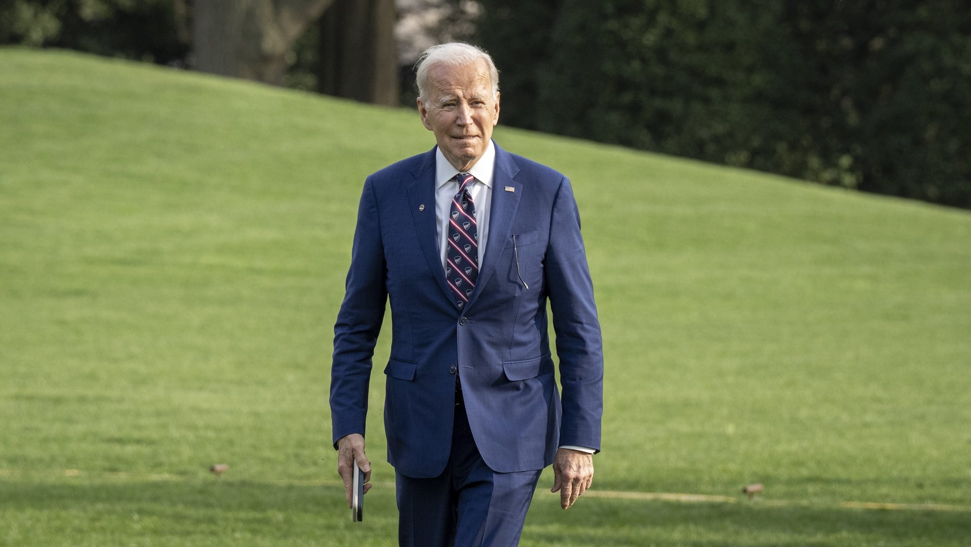 epa10548094 US President Joe Biden walks from Marine One after arriving on the South Lawn of the White House, in Washington, DC, USA, 28 March 2023. Biden was in Morrisville, North Carolina touring Wolfspeed, a semiconductor manufacturer.  EPA/Ken Cedeno / POOL