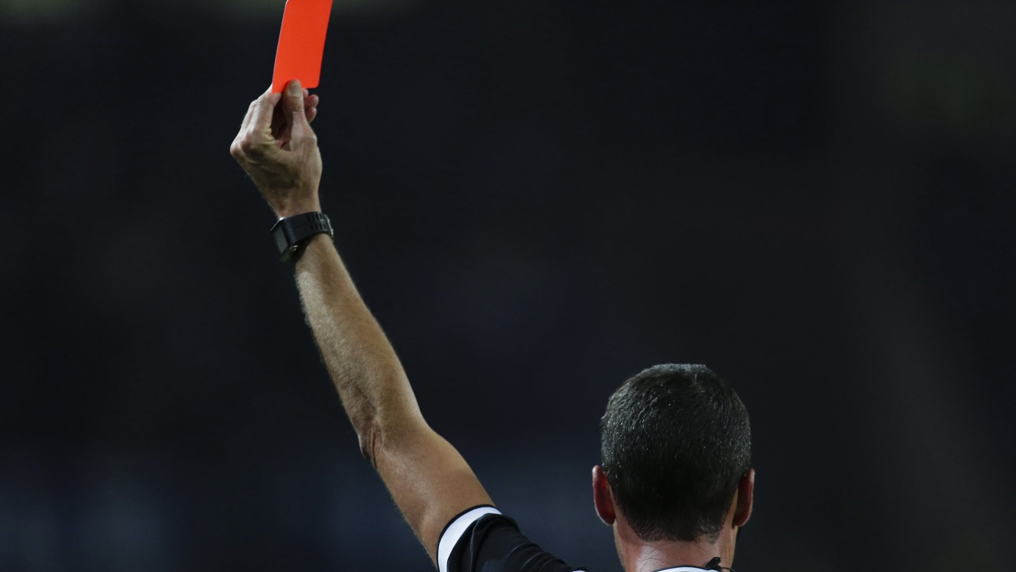 The referee Nuno Almeida shows a red card to FC Porto Danilo during their Portuguese League Cup group D soccer match with Rio Ave held at Dragao stadium, Porto, northern of Portugal, 21st December 2017. MANUEL ARAÚJO/LUSA