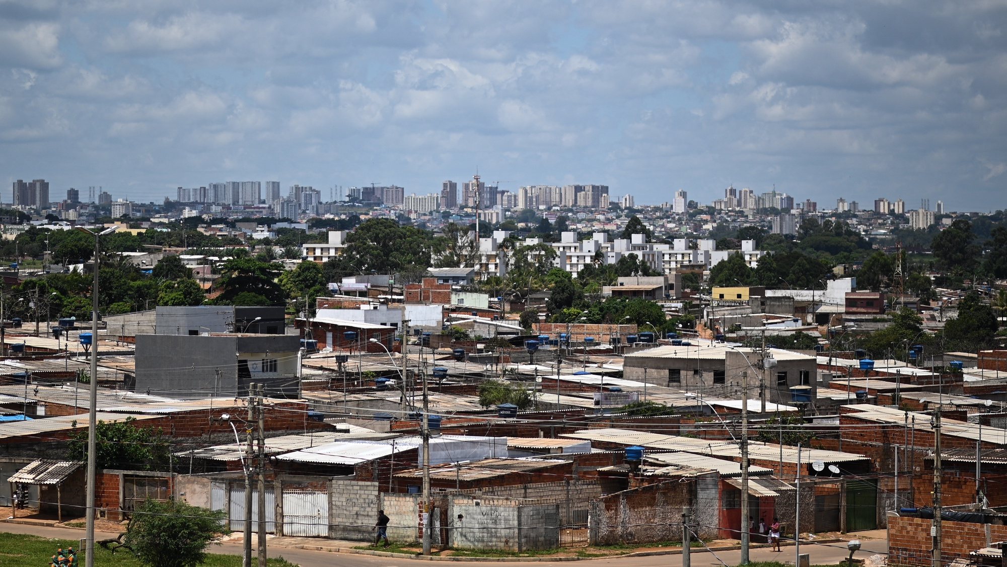 epa10544278 A general view of the Sol Nascente favela near Brasilia, Brazil, 24 March 2023 (issued 26 March 2023). The Brazilian government announced that the country&#039;s largest favela is now located in the capital of Brasilia, just 35 kilometers from the seat of power and no longer in Rio de Janeiro or Sao Paulo. In a preliminary report of the 2022 Census, the Brazilian Institute of Geography and Statistics (IBGE) pointed out on 17 March 2023 that Sol Nascente, a district with 32,081 households, is currently the largest favela in the country, surpassing the Rocinha slum in Rio de Janeiro with its 30,955 households.  EPA/Andre Borges
