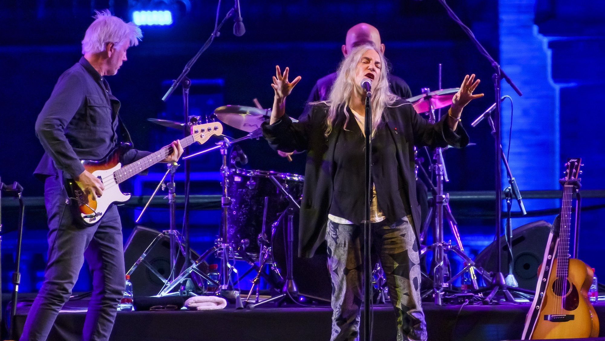 epa10208198 US singer Patti Smith performs on stage during her concert at the Iconica Fest music festival in Sevilla, southern Spain, 26 September 2022.  EPA/Raul Caro