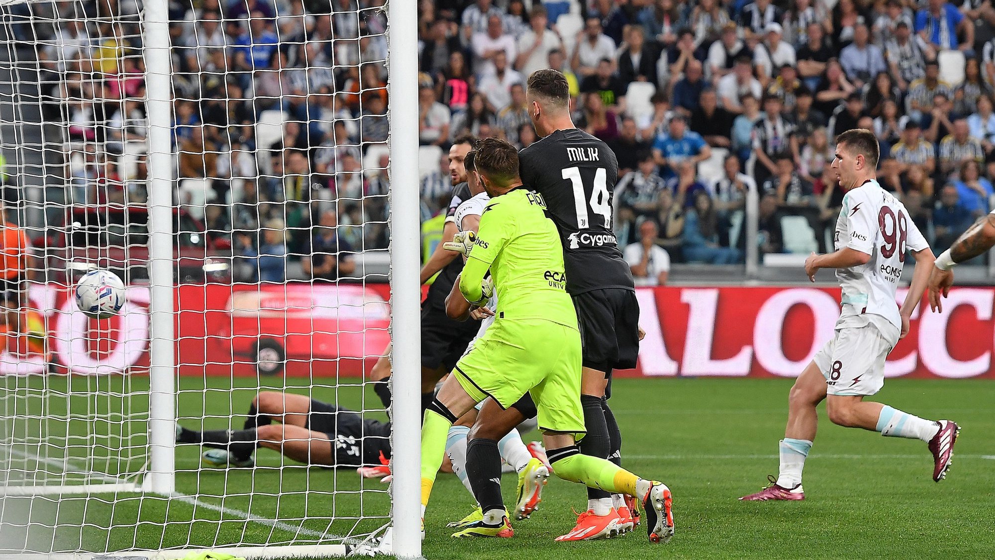 epa11335821 Juventus&#039; Adrien Rabiot (L, on the ground) scores the 1-1 goal  during the Italian Serie A soccer match between Juventus FC and US Salernitana, in Turin, Italy, 12 May 2024.  EPA/Alessandro Di Marco