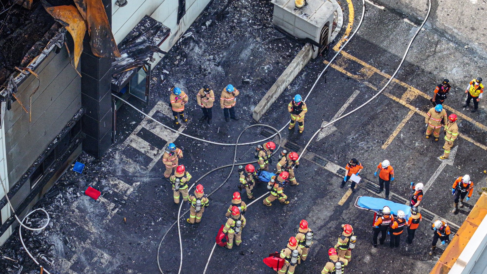 epa11433781 Firefighters retrieve the bodies of workers at the site of a fire at a primary lithium battery factory in Hwaseong, South Korea, 24 June 2024. The fire reportedly left about 20 workers dead.  EPA/YONHAP / POOL SOUTH KOREA OUT