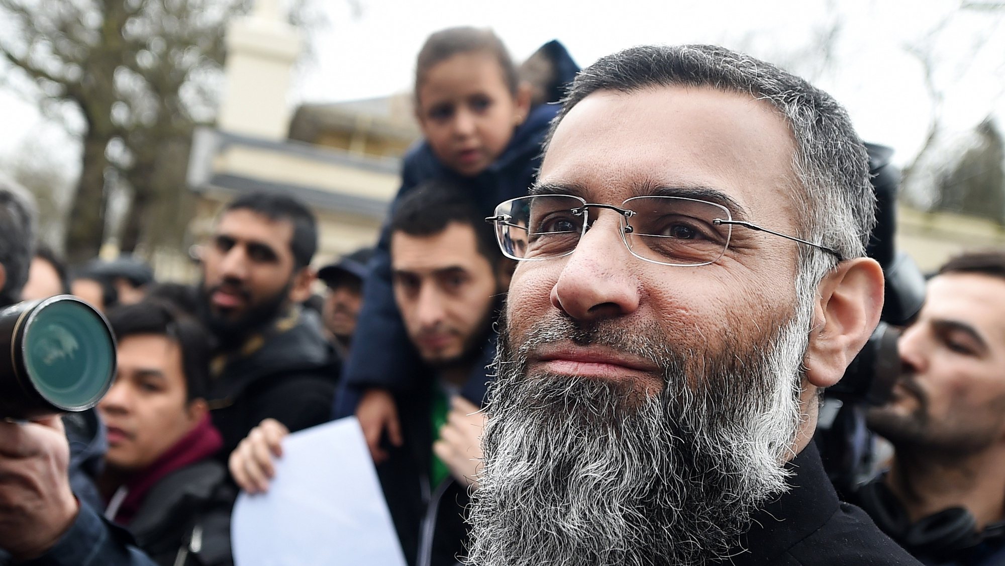 epa07104279 (FILE) - Radical preacher, Anjem Choudary holding a rally for muslims outside Regents Park mosque in London, Britain, 03 April 2015, (reissued 19 October 2018). Media reports state on 19 October 2018 that Anjem Choudary has been released from Belmarsh prison in south-east London after serving just half of his five-and-a-half-year sentence. Choudary was convicted in 2016 of urging people to support the terror group, Islamic State (IS).  EPA/ANDY RAIN *** Local Caption *** 52963964