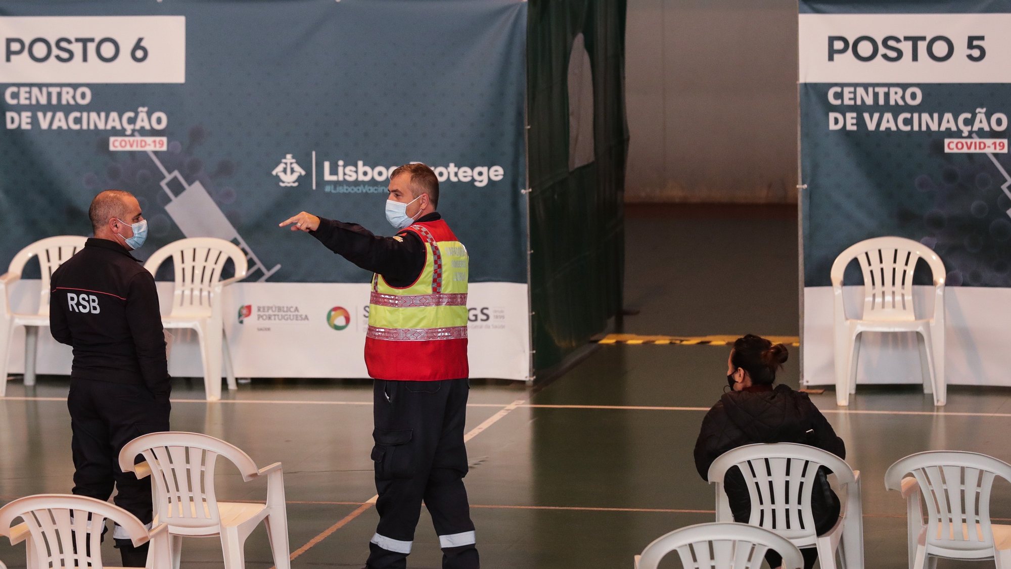 Um bombeiro organiza a ordem de vacinação contra a covid-19 no centro de vacinação da Ajuda em Lisboa, 03 de dezembro de 2021. TIAGO PETINGA/LUSA