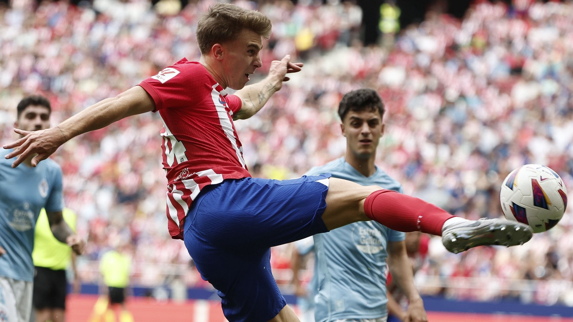 epa11335387 Atletico Madrid&#039;s midfielder Pablo Barrios (C) in action during the Spanish LaLiga soccer match between Atletico Madrid and RC Celta Vigo, in Madrid, Spain, 12 May 2024.  EPA/SERGIO PEREZ