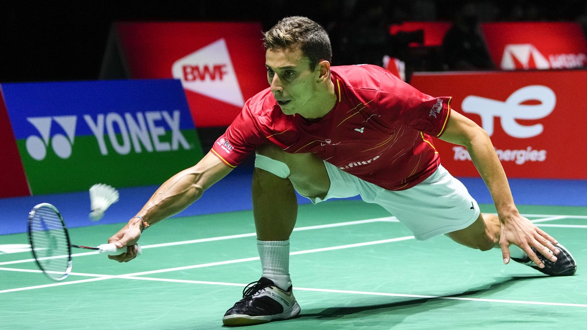 epa10135803 Bernardo Atilano of Portugal in action against Lee Zii Jia of Malyasia during the men&#039;s singles second round match of the BWF World Championships 2022 at the Tokyo Metropolitan Gymnasium in Tokyo, Japan, 24 August 2022.  EPA/KIMIMASA MAYAMA