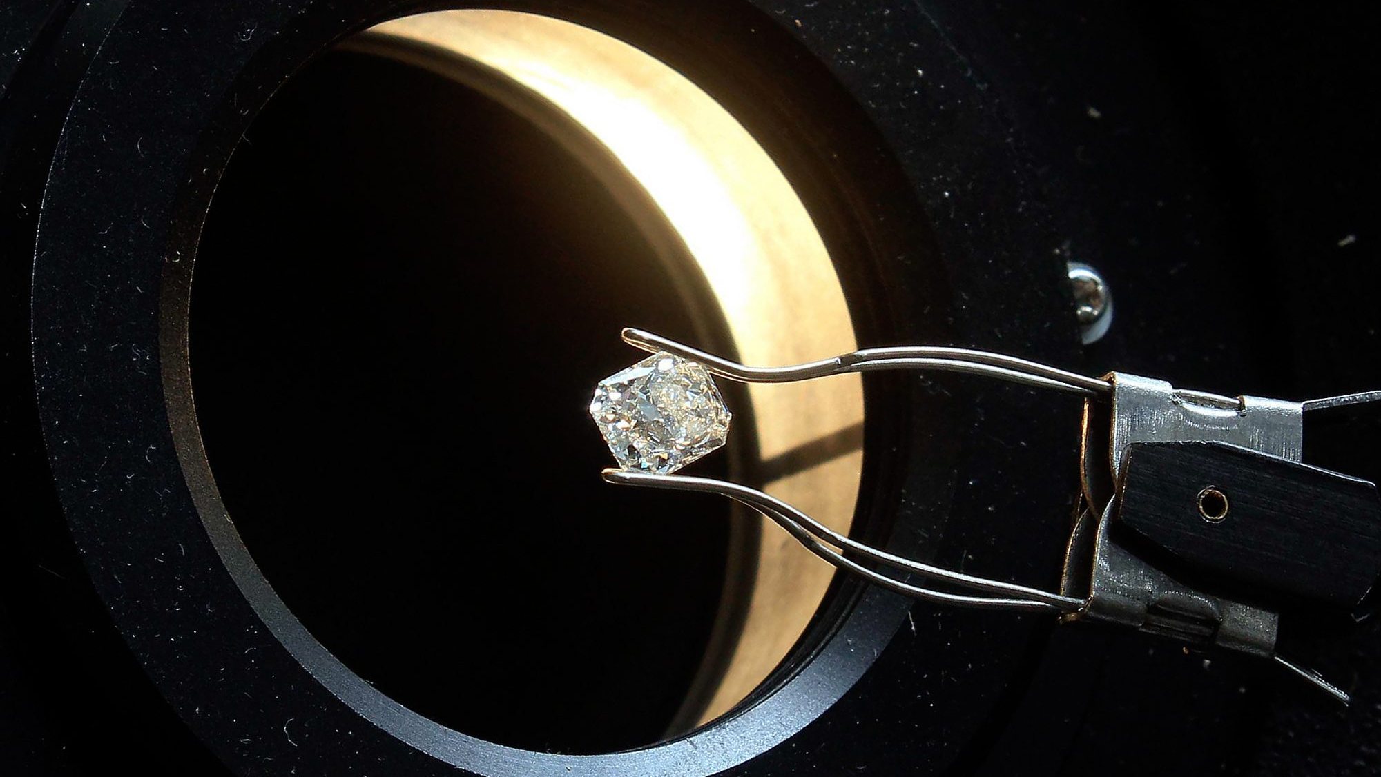 Polimento de diamantes na Stone Polished Diamond (SPD) em Luanda, Angola, 12 de fevereiro de 2019. O Governo angolano anunciou hoje que cerca de 20% da produção de diamantes será direcionada a fábricas de lapidação a serem instaladas no país, uma delas, hoje inaugurada, a Stone Polished Diamond (SPD), orçada em 4,3 milhões de euros. AMPE ROGÉRIO/LUSA