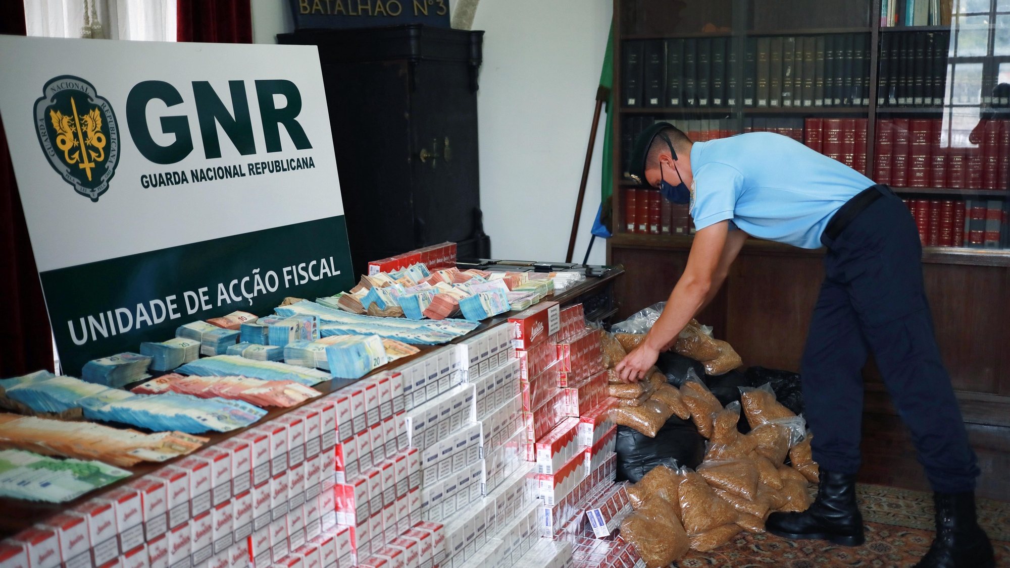 A GNR anunciou hoje o desmantelamento de uma rede ibérica organizada que se dedicava à produção e comercialização ilícita de cigarros e de outros produtos de tabaco em Portugal e em Espanha, após dois anos de investigação, Porto, 21 de julho 2021. ESTELA SILVA/LUSA