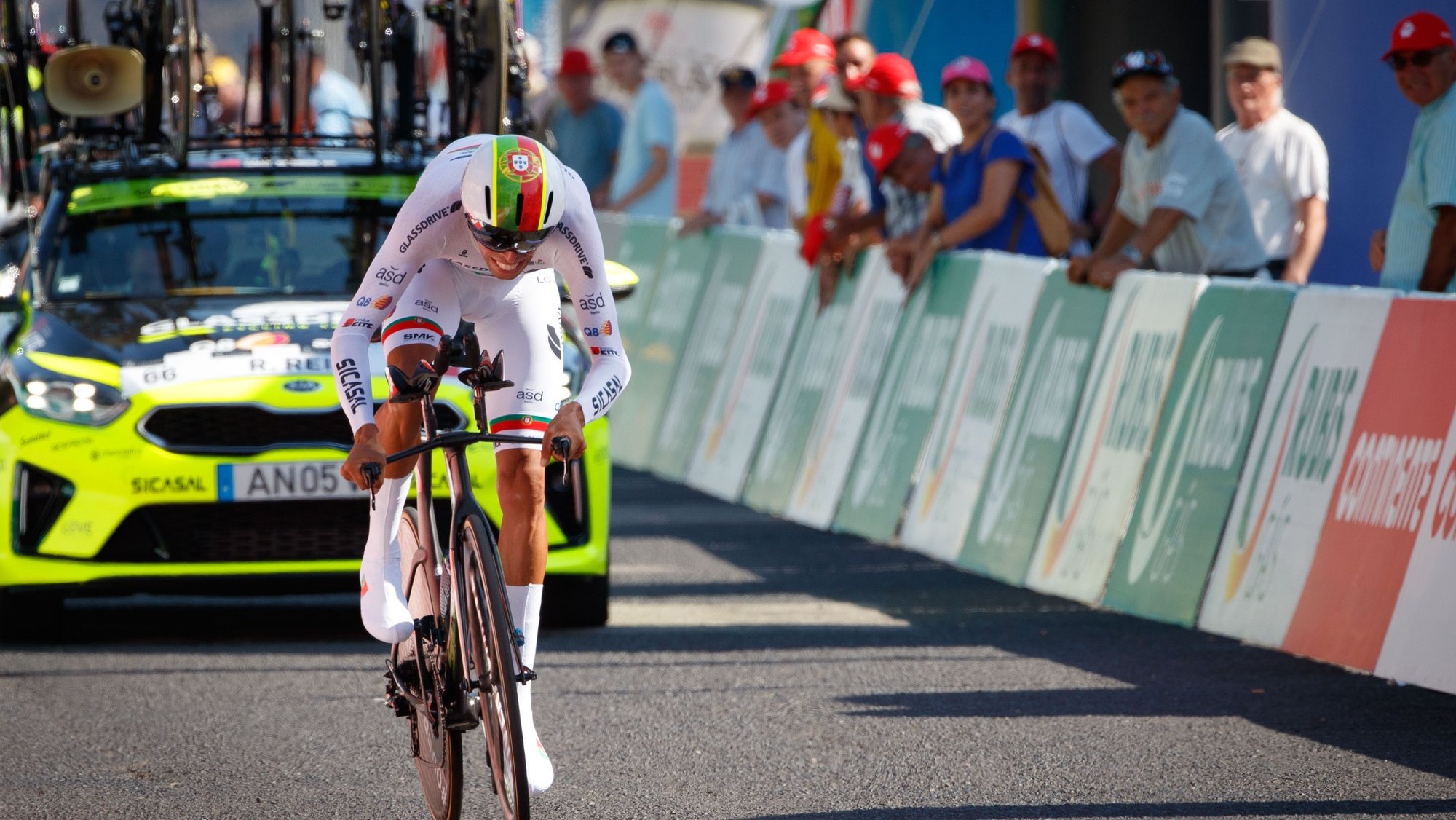 O ciclista português Rafael Reis, com o dorsal nº 66, da equipa (GCT) Glassdrive/Q8/Anicolor (POR), é o primeiro camisola amarela da 83ª Volta a Portugal em Bicicleta, após o prólogo com a distância de 5,4 km, em Lisboa, 4 de agosto de 2022. PEDRO SARMENTO COSTA/LUSA