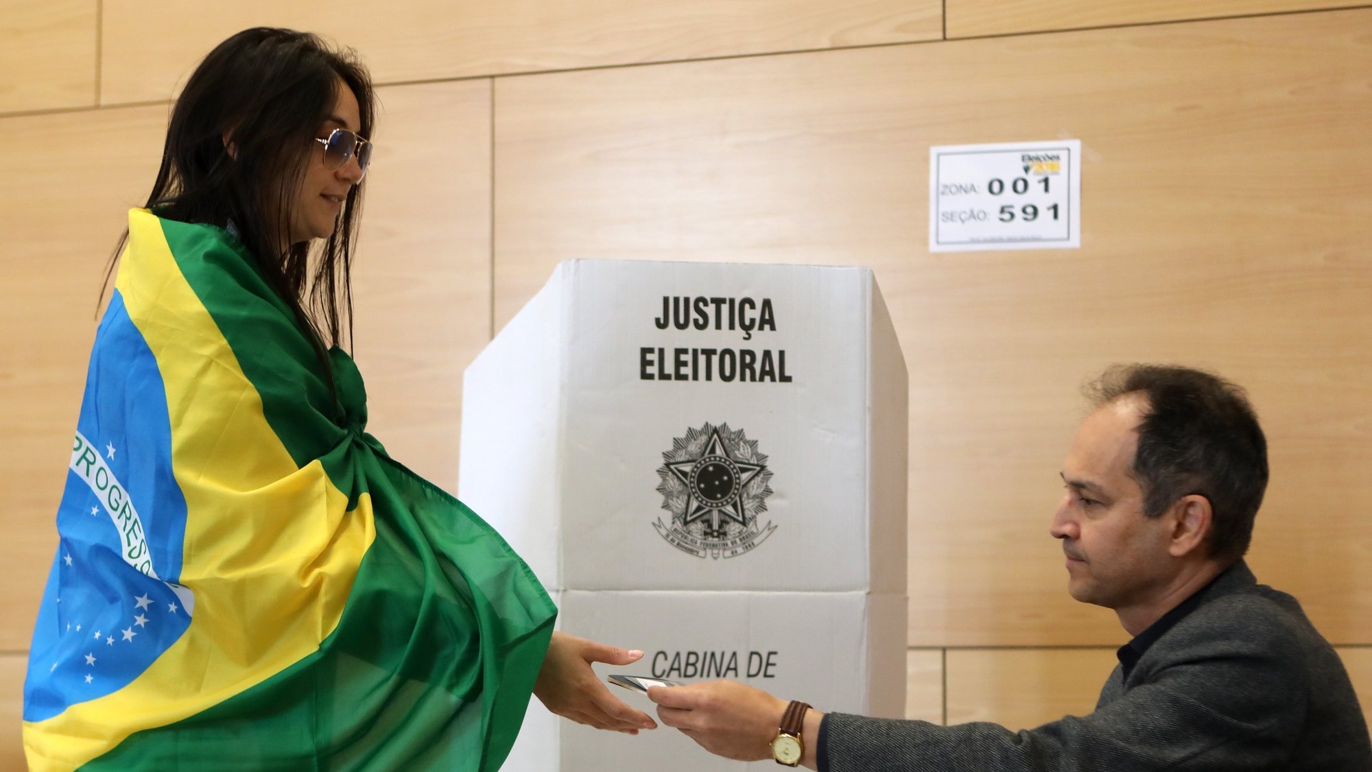 Cidadãos brasileiros votam para a segunda volta das eleições do Brasil, na Faculdade de Direito, 28 outubro 2018, em Lisboa.   MANUEL DE ALMEIDA / LUSA