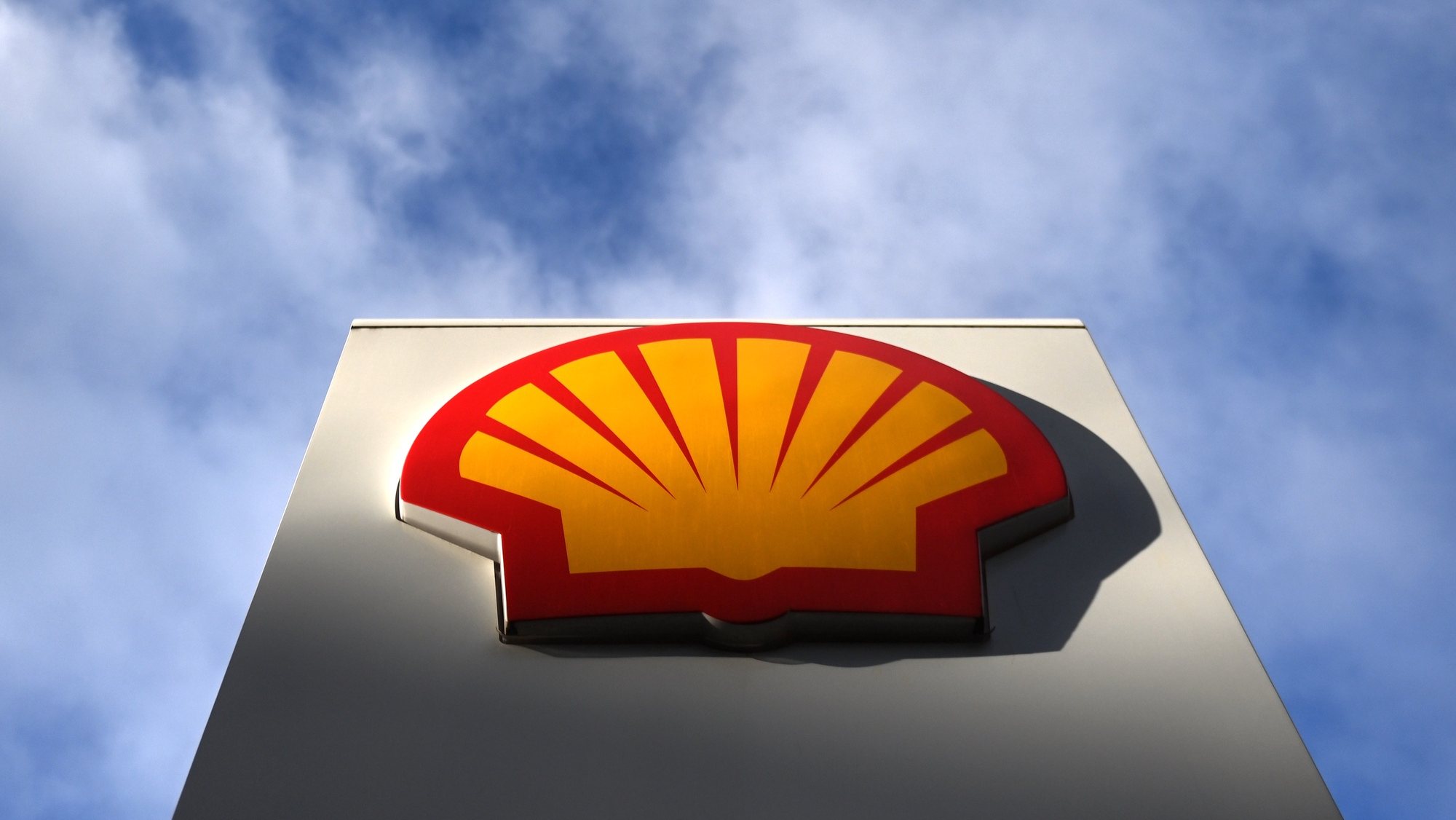 epa10444059 A Shell logo is displayed on a filling station in London, Britain, 02 February 2023. The oil and gas company Shell has reported record annual profits. The 39.9 billion dollar profits in 2022 are double its previous years total and the highest in the company&#039;s 115 year history.  EPA/NEIL HALL
