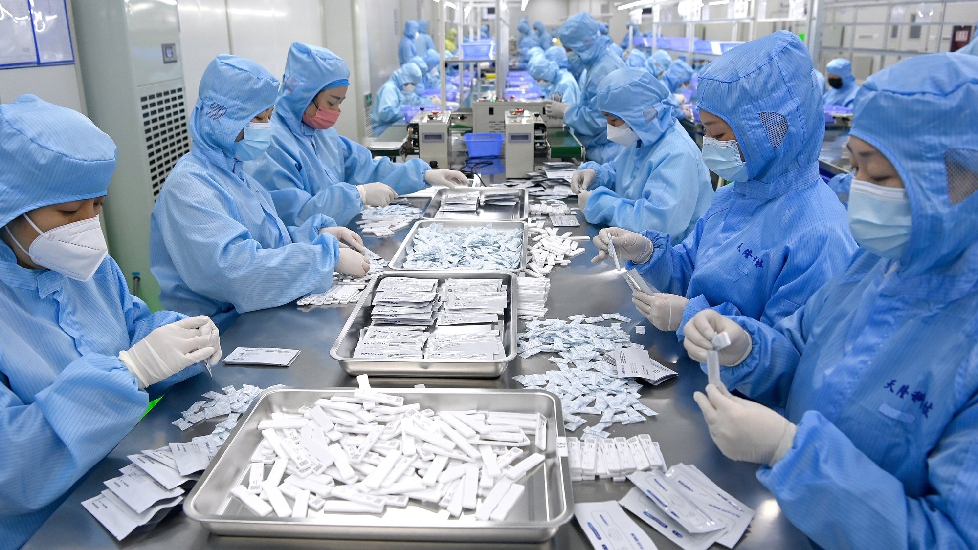 epa10409330 Employees produce COVID-19 antigen test kits at a medical equipment company in Xi&#039;an, northwest China&#039;s Shaanxi Province, 14 January 2023  (issued 16 January 2023). Chinese authorities announced that rural areas are strengthening the COVID response as Spring Festival draws near.  EPA/XINHUA / Liu Xiao CHINA OUT / MANDATORY CREDIT  EDITORIAL USE ONLY
