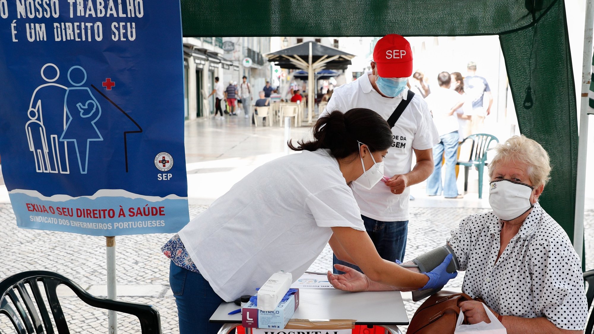 Enfermeiros num Hospital de Campanha, organizado pelo Sindicato dos Enfermeiros Portugueses (SEP), fazem a avaliação da saúde física e mental dos portugueses em duas bancas distintas, “corpo em forma” e “mente em forma”, em Lisboa, 11 de agosto de 2021. ANTÓNIO COTRIM/LUSA
