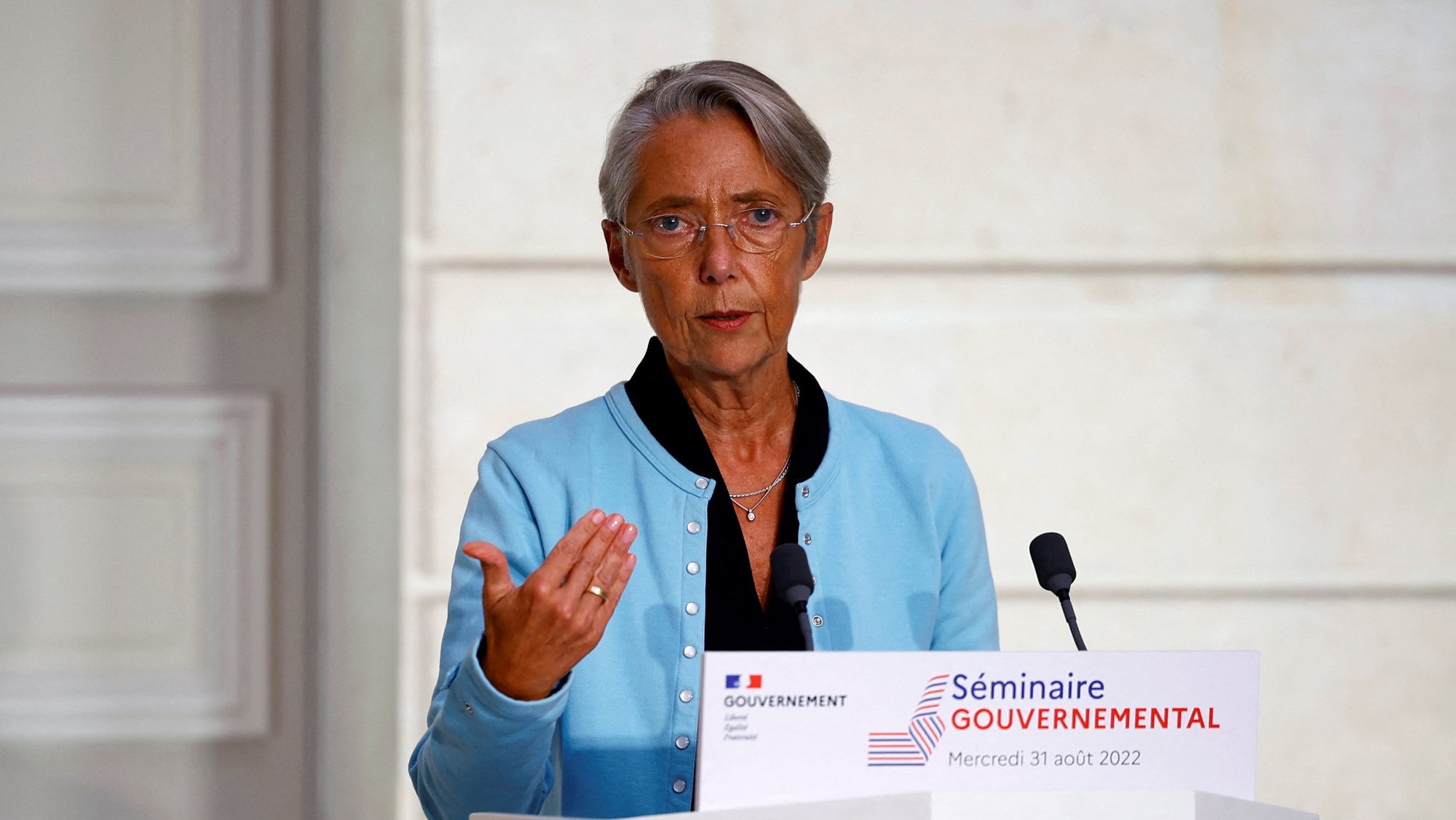 epa10150106 French Prime Minister Elisabeth Borne delivers a statement following a weekly cabinet meeting and a government seminar at the Elysee Palace in Paris, France, 31 August 2022.  EPA/SARAH MEYSSONNIER / POOL  MAXPPP OUT