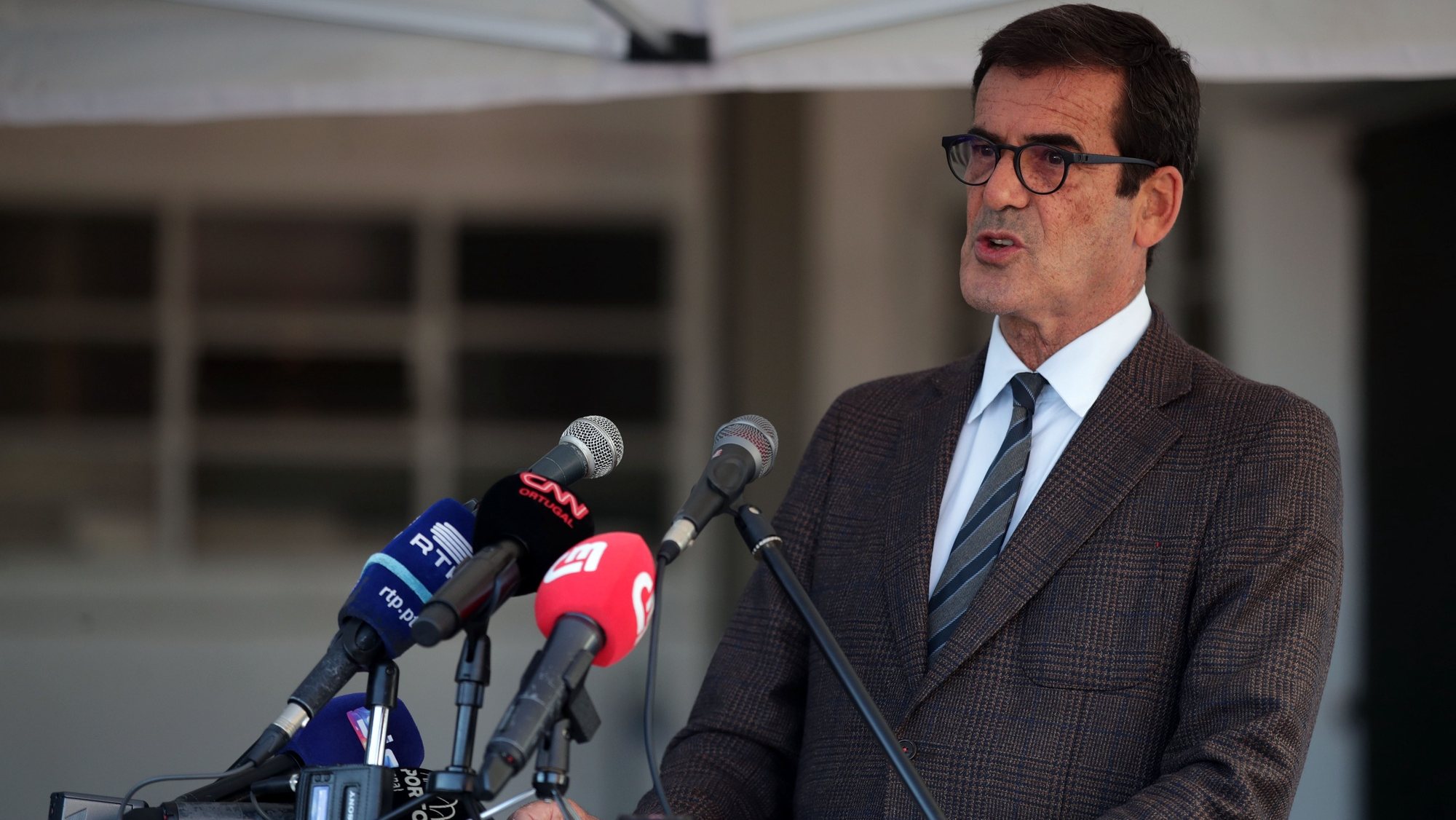 O presidente da câmara municipal do Porto, Rui Moreira, discursa durante a cerimónia de progressão do Batalhão a Regimento de Sapadores Bombeiros do Porto, 12 de outubro de 2022. ESTELA SILVA/LUSA