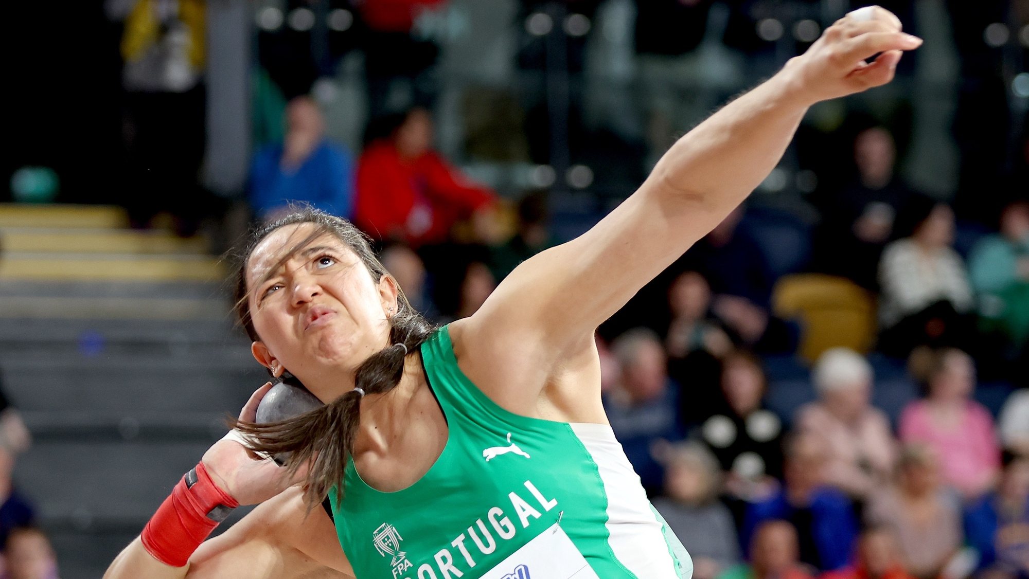 epa11190676 Eliana Bandeira of Portugal competes in the Women&#039;s Shot Put final at the World Athletics Indoor Championships in Glasgow, Britain, 01 March 2024.  EPA/ADAM VAUGHAN